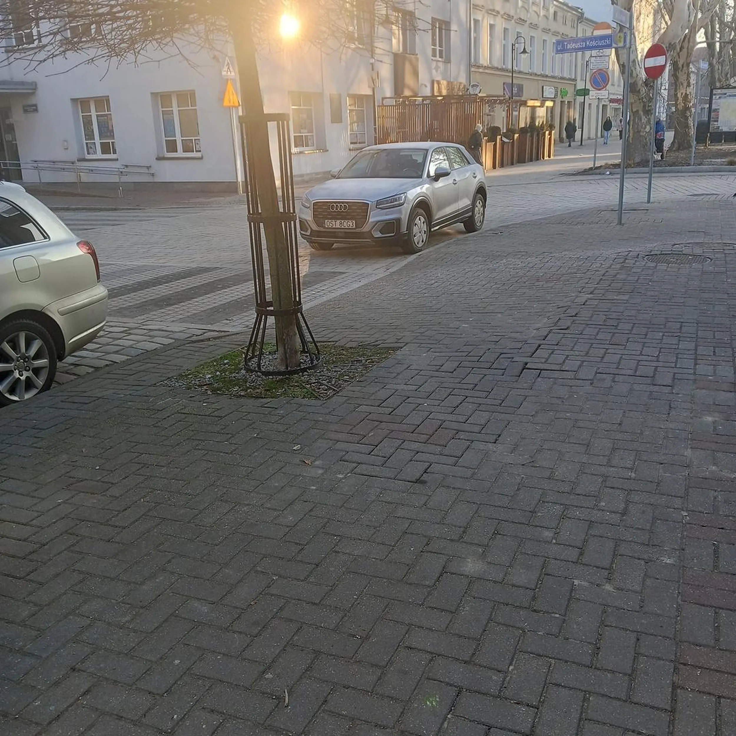Urządza sobie parking przed przejściem dla pieszych.