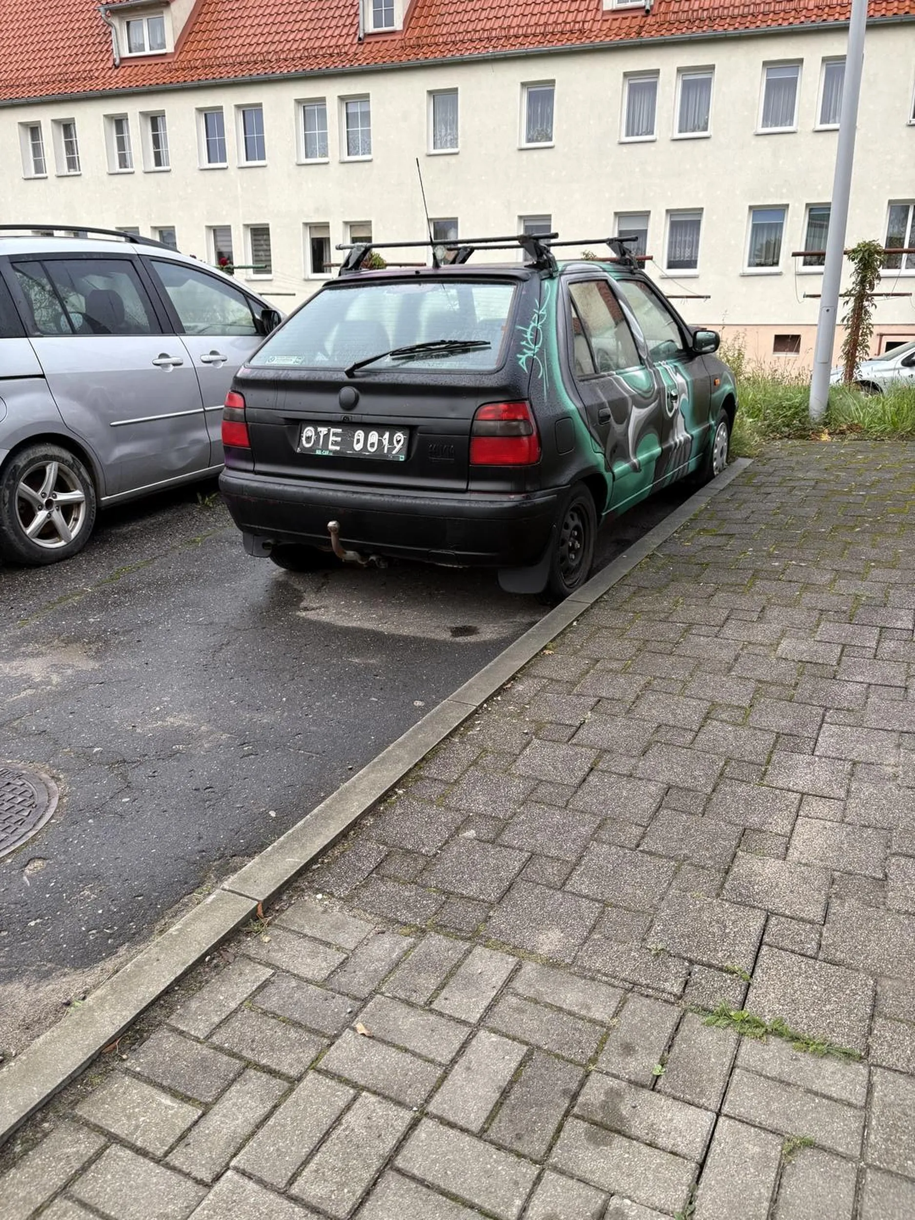 Auto stoi w miejscu od 5 lat i zajmuje miejsce na parkingu -rep
