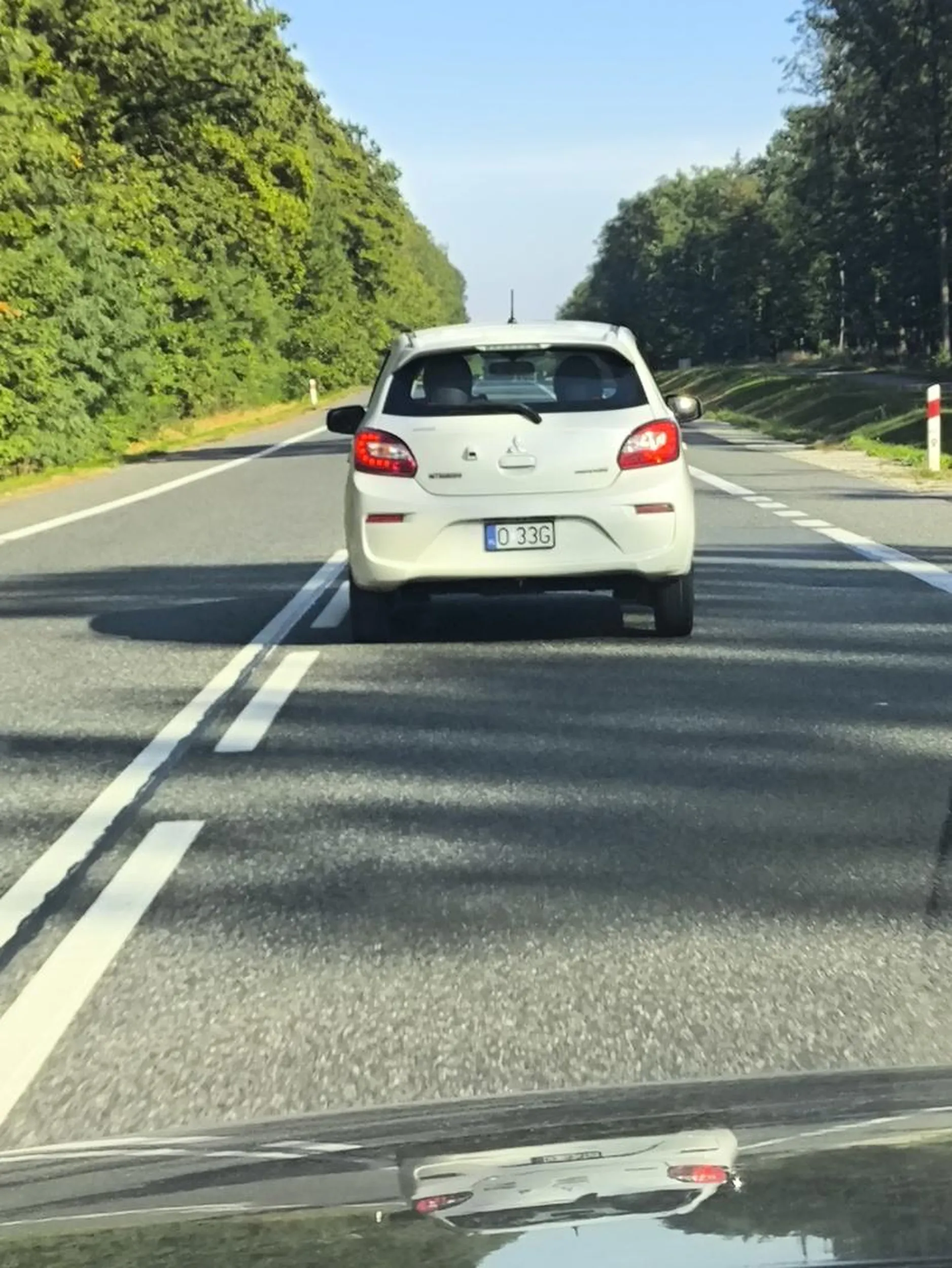 Chamski kierowca. Na drodze z ograniczeniem do 90 km/h. Jechał ok. 110 km/h, a później zwalniał do 70 km/h akurat w momentach, gdy nie dało się go wyprzedzić. Dodatkowo trzymał się środka jezdni i zajeżdżał drogę