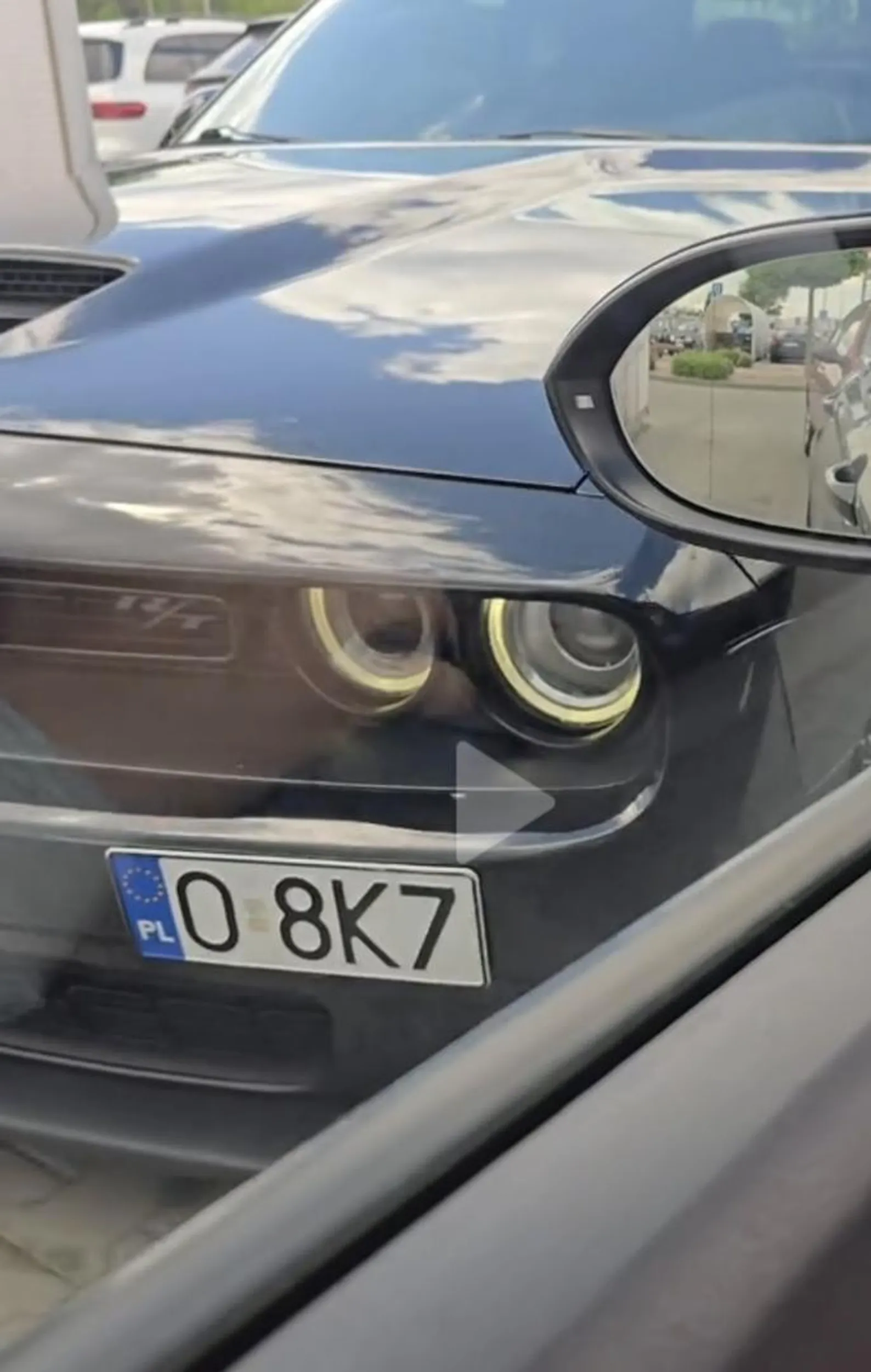 Takie zachowanie to czysta bezmyślność i brak szacunku dla innych. Otwierając drzwi w agresywny sposób i uderzając nimi w drugą osobę, kierowca pokazuje kompletny brak kultury oraz lekceważenie podstawowych zasad współżycia społecznego. To nie tylko niegrzeczne, ale potencjalnie niebezpieczne. Nie jesteś jedyną osobą na drodze – traktuj innych z szacunkiem, bo zwykła chwila nieuwagi czy niekontrolowana agresja może prowadzić do poważnych konsekwencji. Trochę kultury to minimum, które każdy uczestnik ruchu powinien posiadać. Miej świadomość, że nie jesteś panem świata – zachowuj się jak człowiek, a nie jak ktoś, komu wszystko wolno.