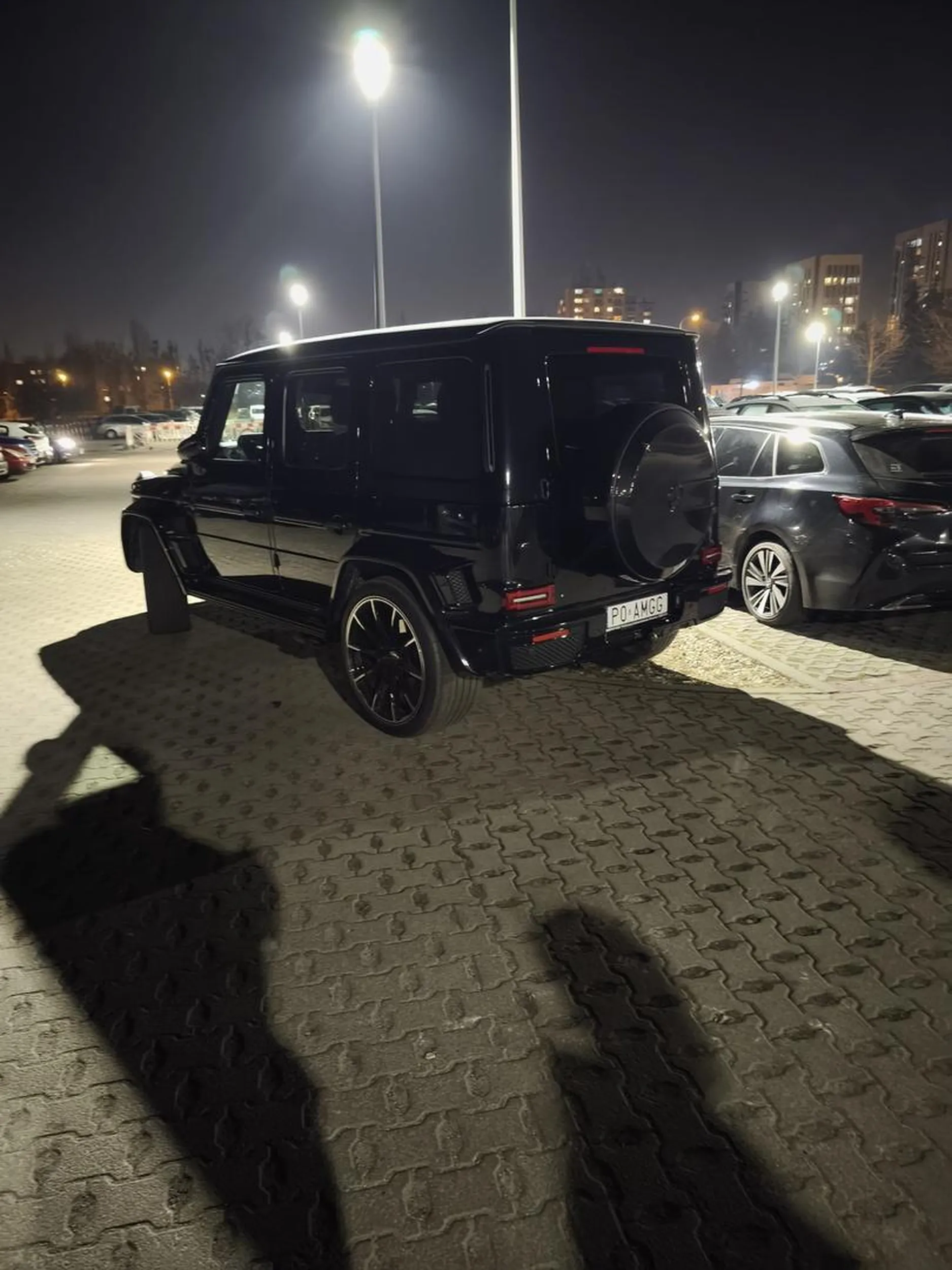 Termy maltańskie gościu parkuje na środku na parkingu i blokuje wyjazd