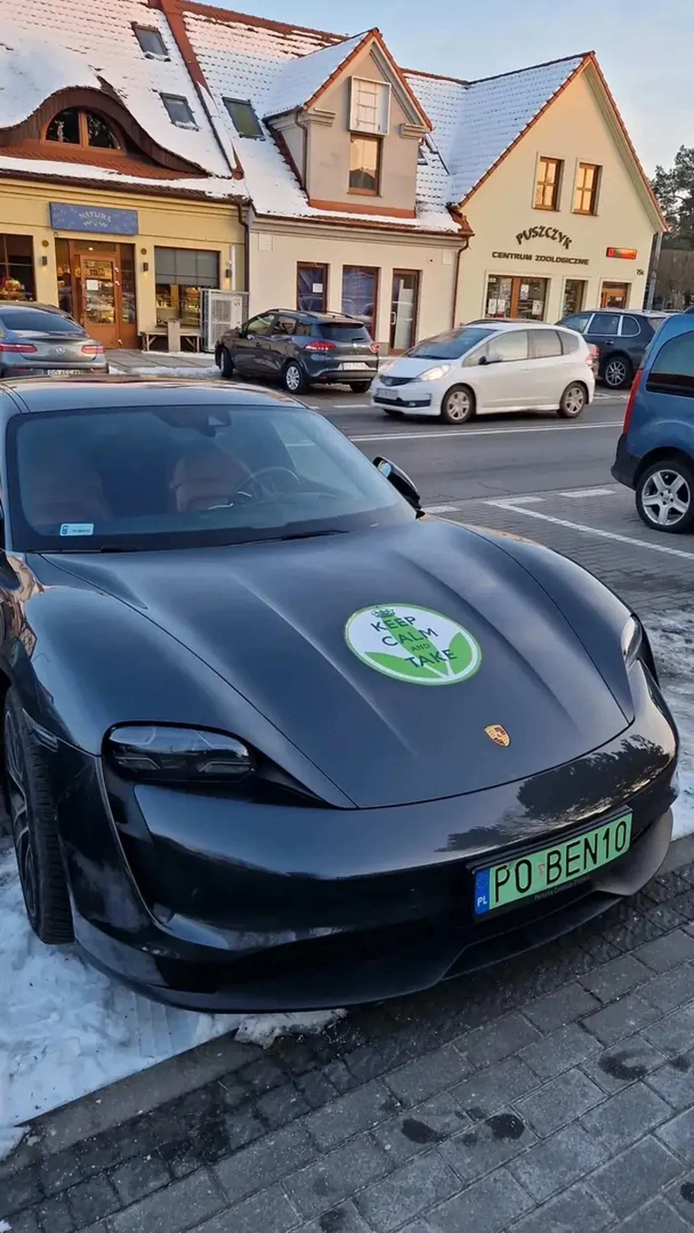 Bardzo fajne autko, właściciel chyba lubi poddymić