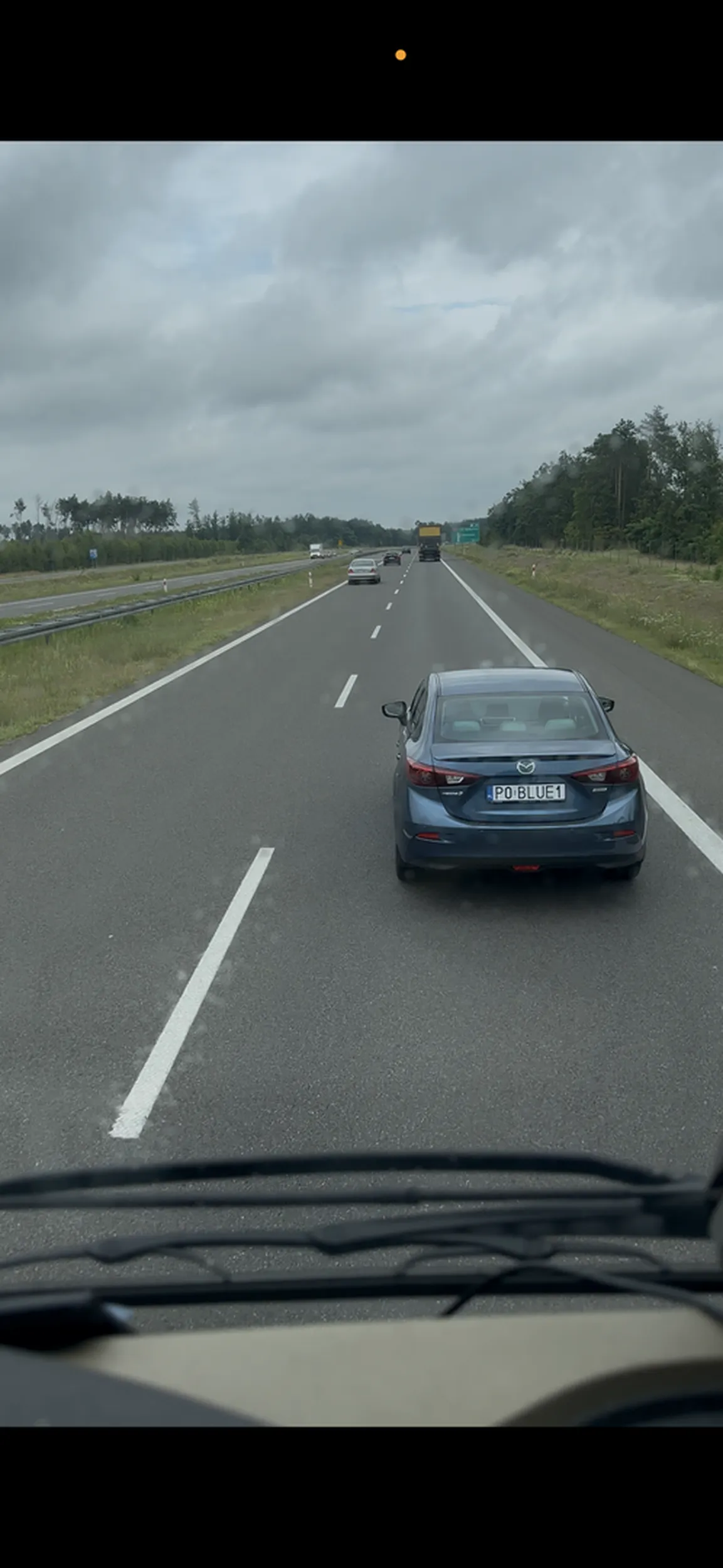 Wjeżdża przed duże i hamuje.