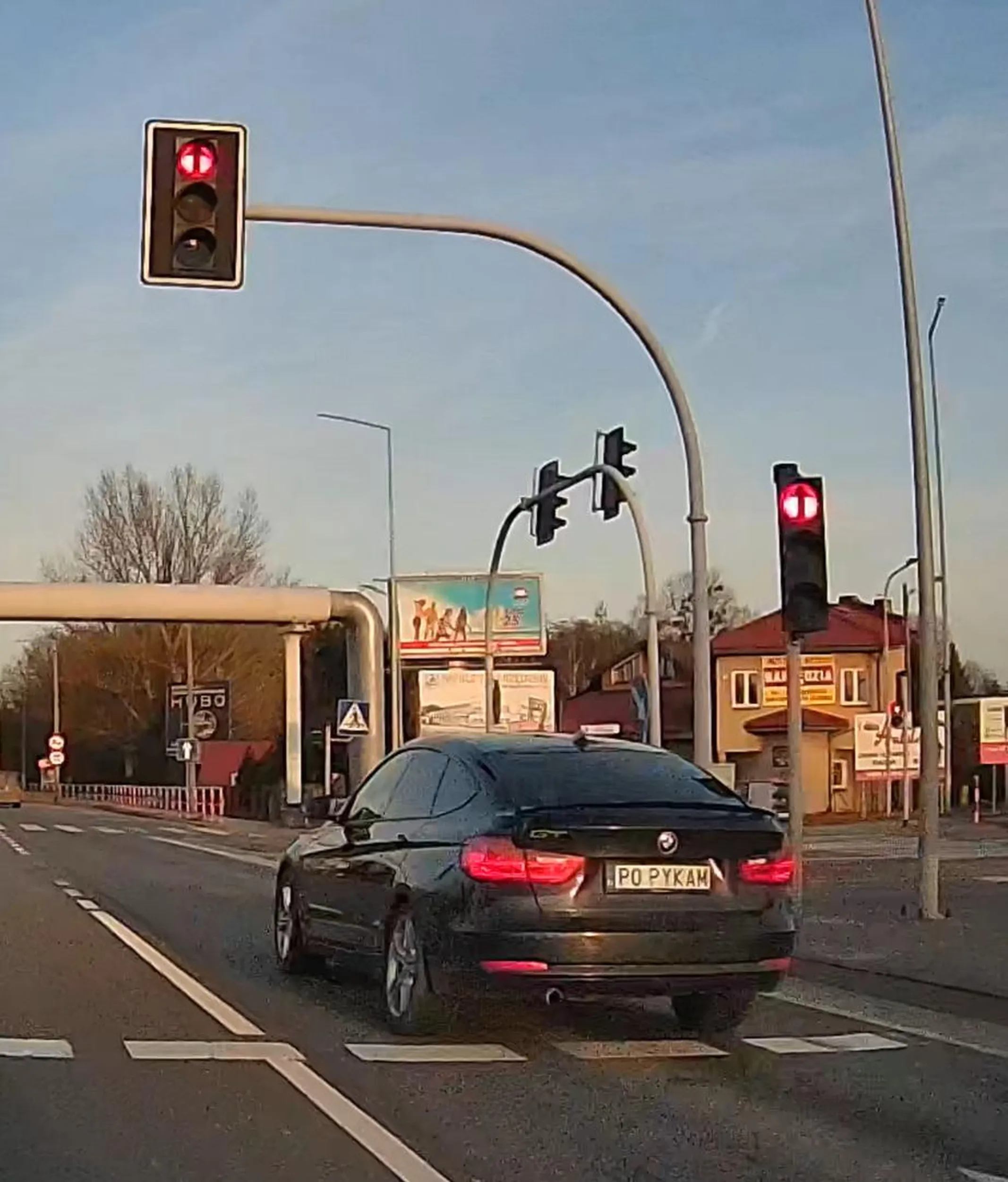 Parapecie z gruza, miałeś 3 dni robocze żeby się na tym czerwonym zatrzymać. Następnym razem jak przejedziesz na czerwonym i kogoś pierdolniesz to juz tak zabawnie nie będzie. Jako pokutę wpłać na jakąś zrzutkę na schronisko i weź noga z gazu