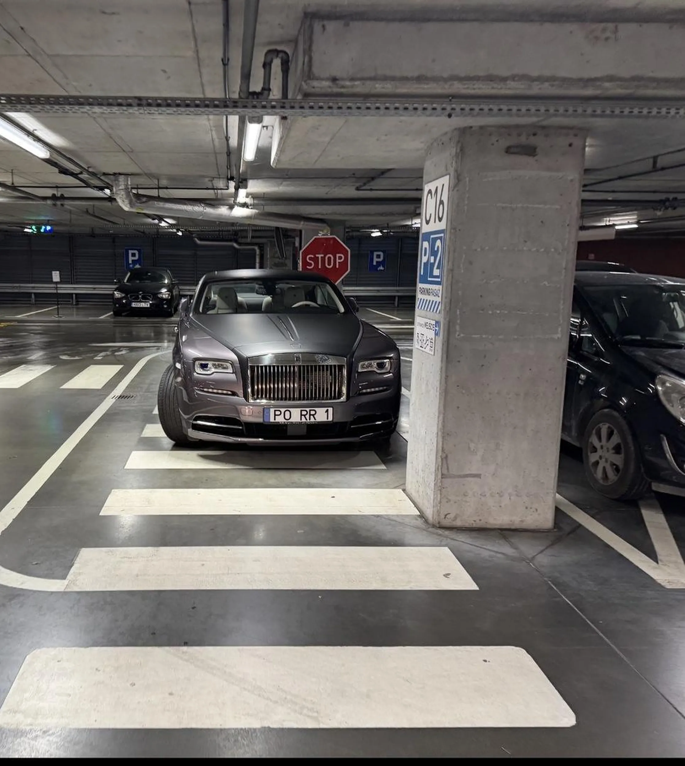 Ma Rolls Roycea więc może stawać na pasach blisko wejścia w centrum handlowym. Czego nie rozumiecie?