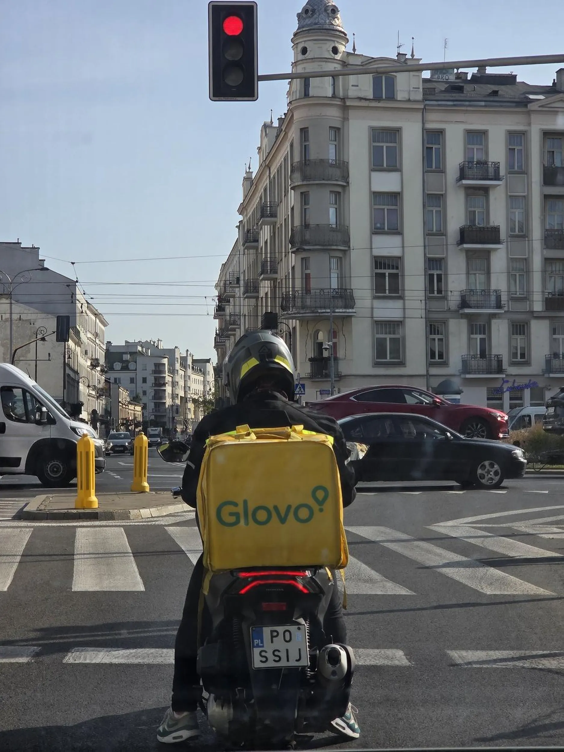 Trochę nie wierzę że te same blachy najpierw ma jakieś evo prezesa Atom Promotion który składał wniosek bo niby miał oklejać auto reklamą Neo Angin a teraz jeździ na nich po Warszawie jakiś matoł na skuterze z Glovo