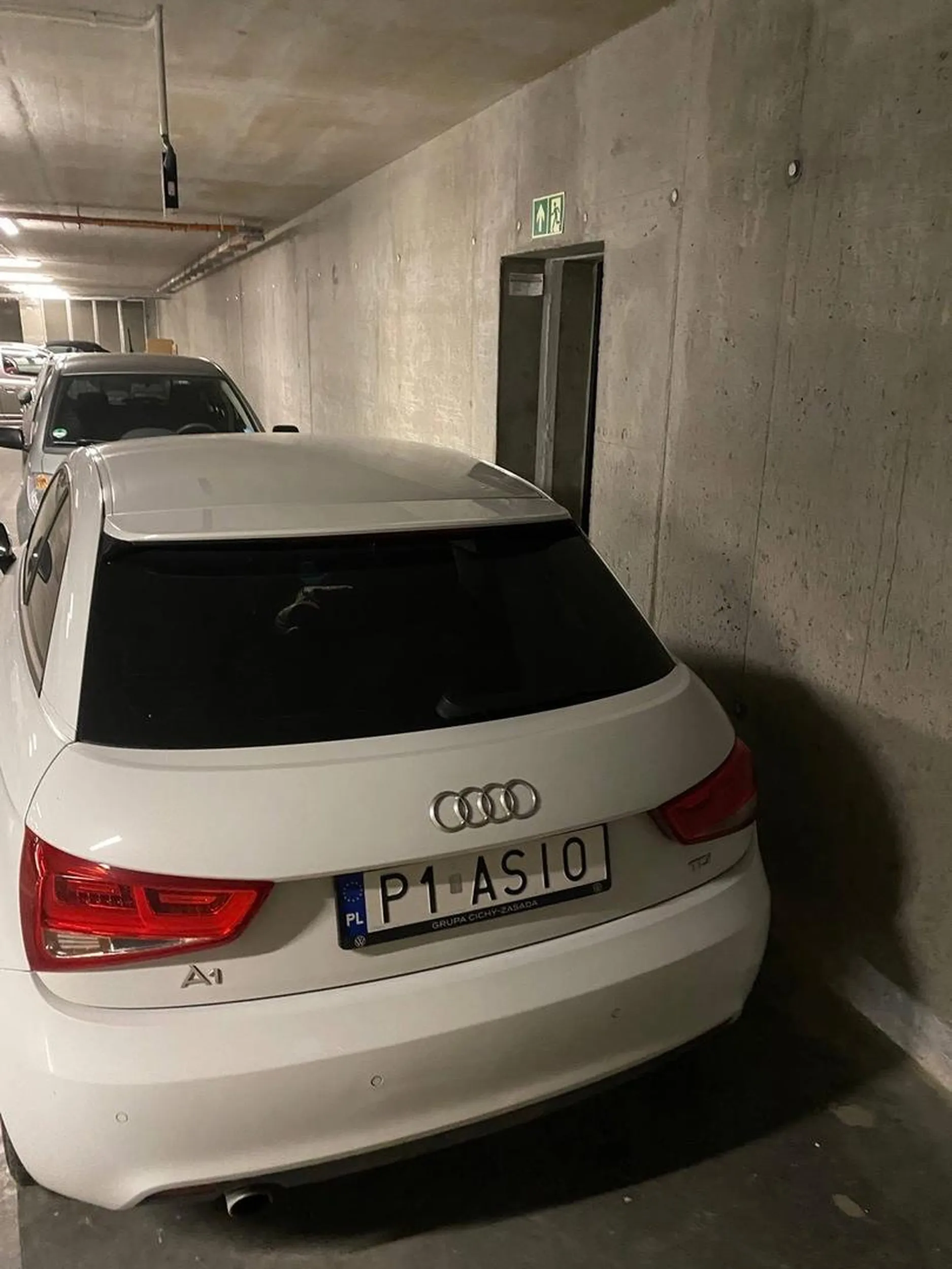 Nieodpowiedzialny człowiek. Zastawia wyjście ewakuacyjne w podziemnej hali garażowej, bo stoi tam gdzie nie ma miejsca parkingowego. Proszę sobie je wynająć, a nie narażać ludzi na niebezpieczeństwo.