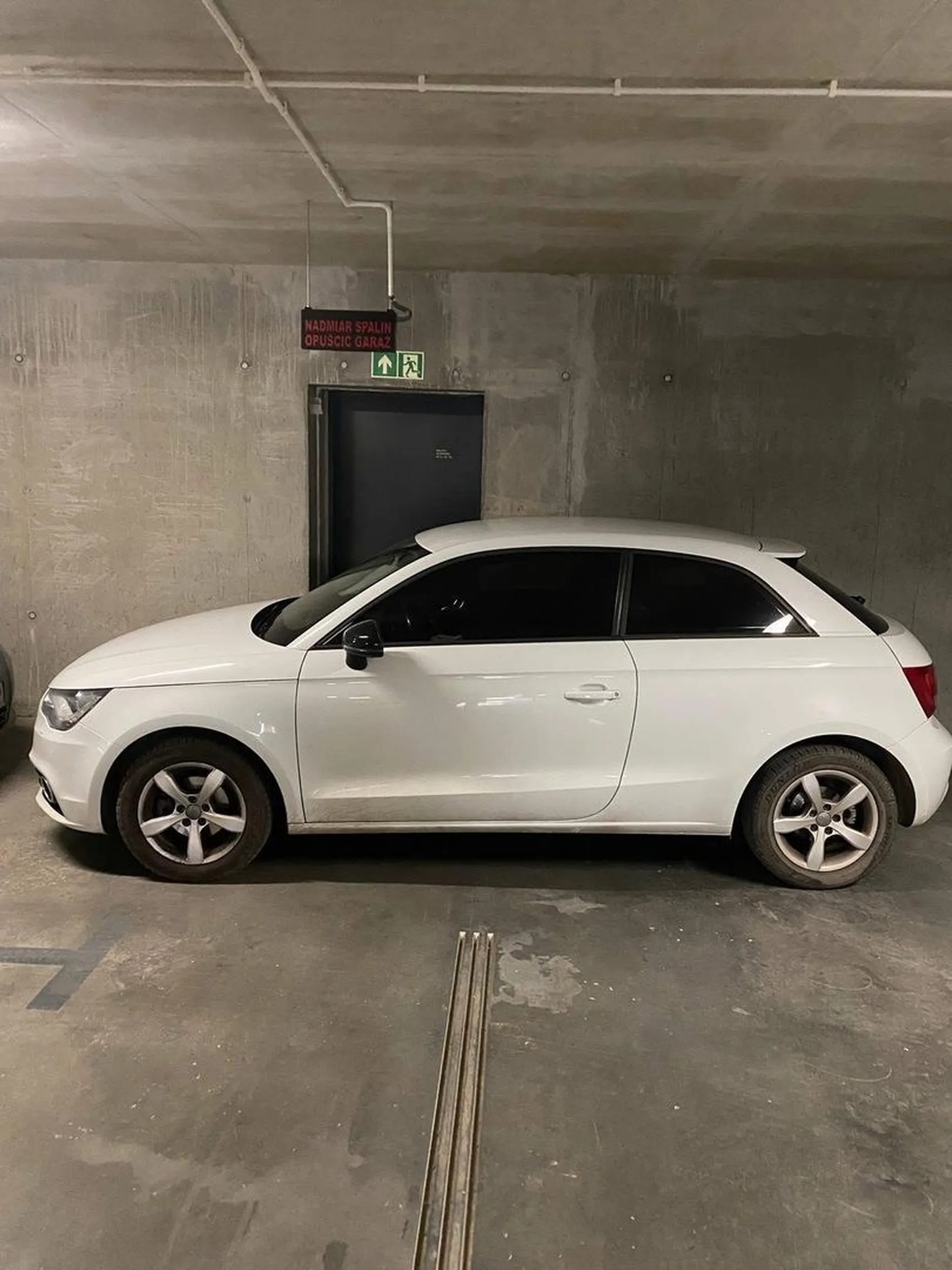 Nieodpowiedzialny człowiek. Zastawia wyjście ewakuacyjne w podziemnej hali garażowej, bo stoi tam gdzie nie ma miejsca parkingowego. Proszę sobie je wynająć, a nie narażać ludzi na niebezpieczeństwo.