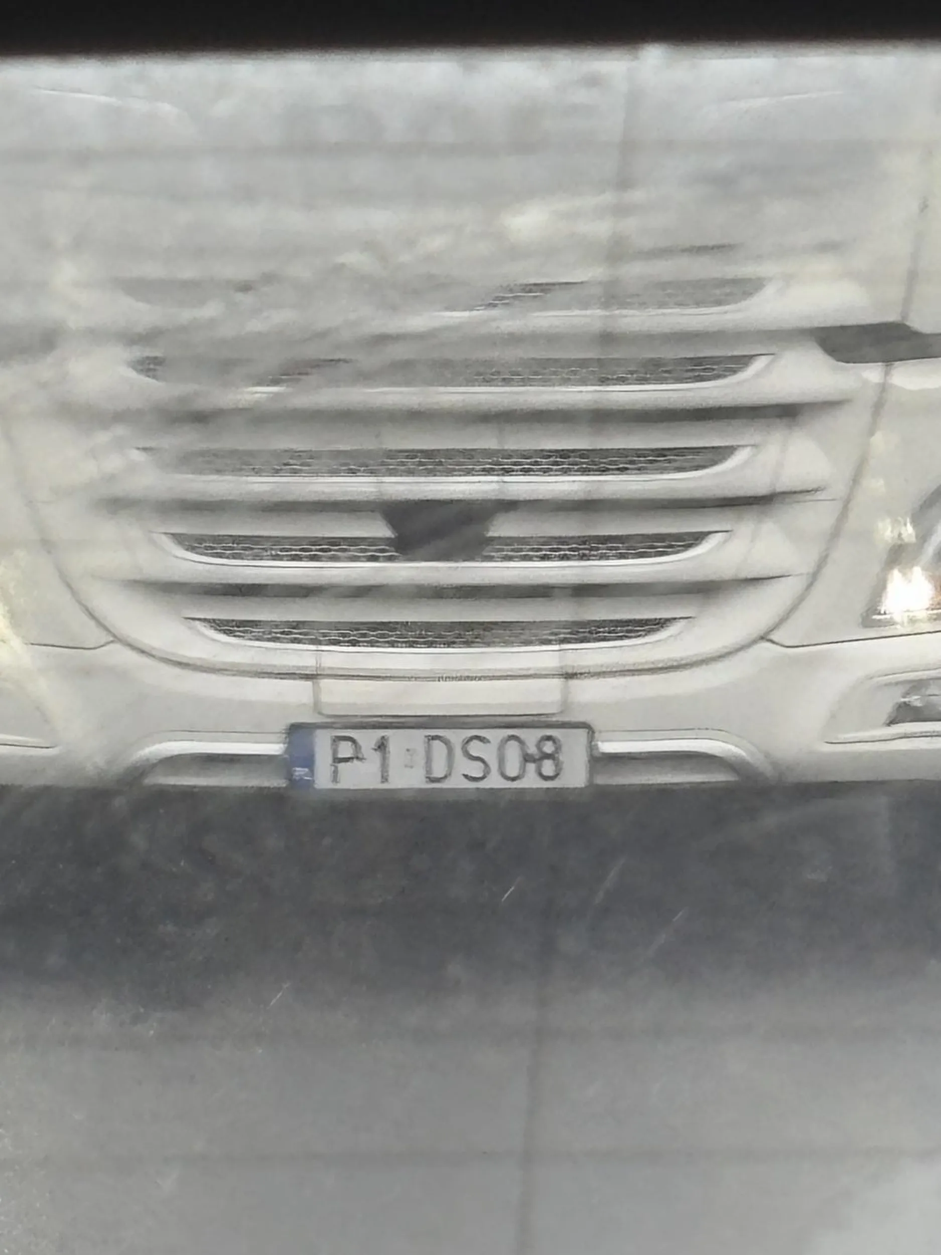 Nie pozdrawiam kierowcę ciężarówki który siedział mi na dupie przez dobre 5 km. Pada deszcz, przed nami inne samochody a pan na odległość 3 metrów trzyma się mnie.