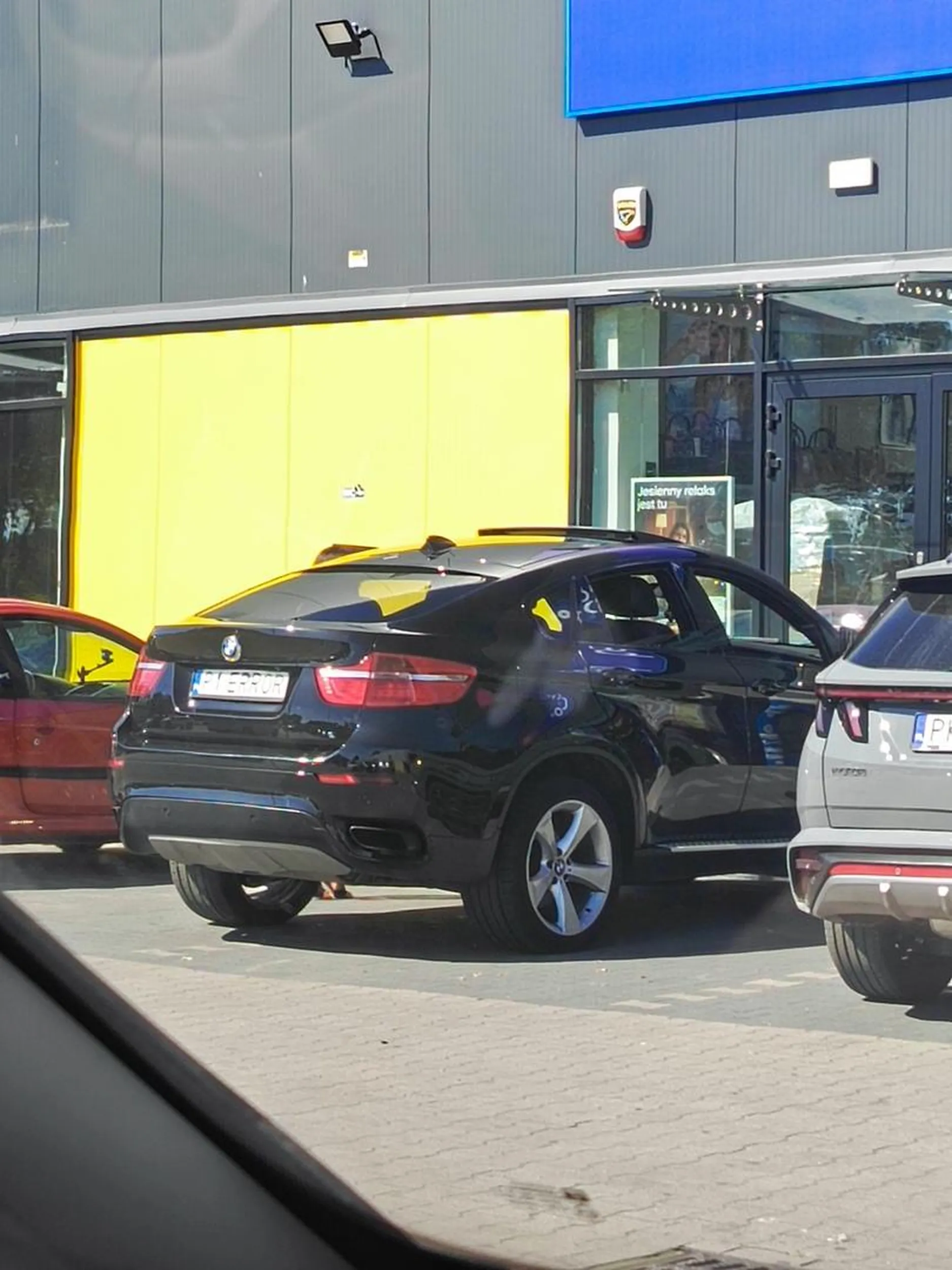 oczywiście że zaparkowane na 2 miejscach