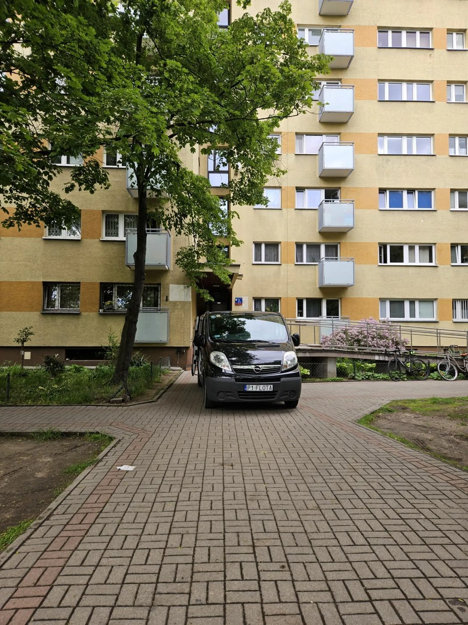 Wariat wjechał po chodniku praktycznie do klatki blokując wejście, brawo