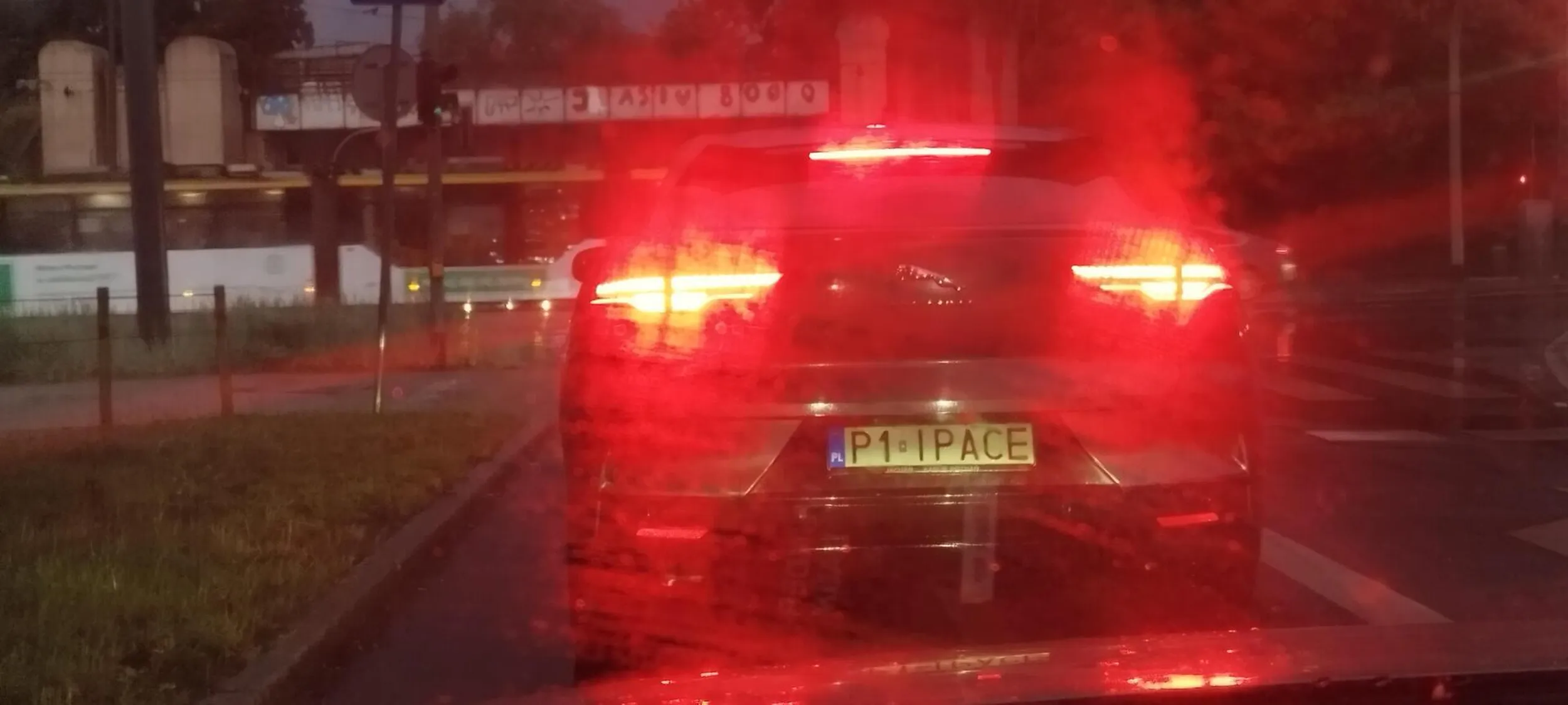 Niby kozak a jednak cienki Bolek, jeździ po Poznaniu jak na worku z górki, bez wyobraźni i jednak z zaburzoną motoryką