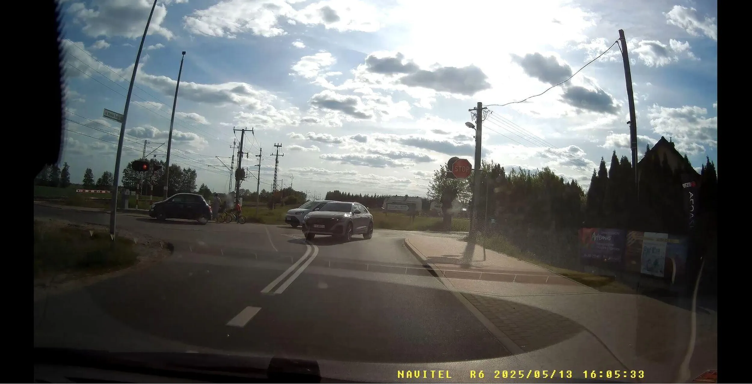 Kierowca Audi ścina skrzyżowanie, wjeżdżając na przeciwległy pas ruchu, zmuszając mnie do hamowania. Tylko dlatego bo nie chce mu się jechać poprawnie i ścina podwójną linię ciągłą.