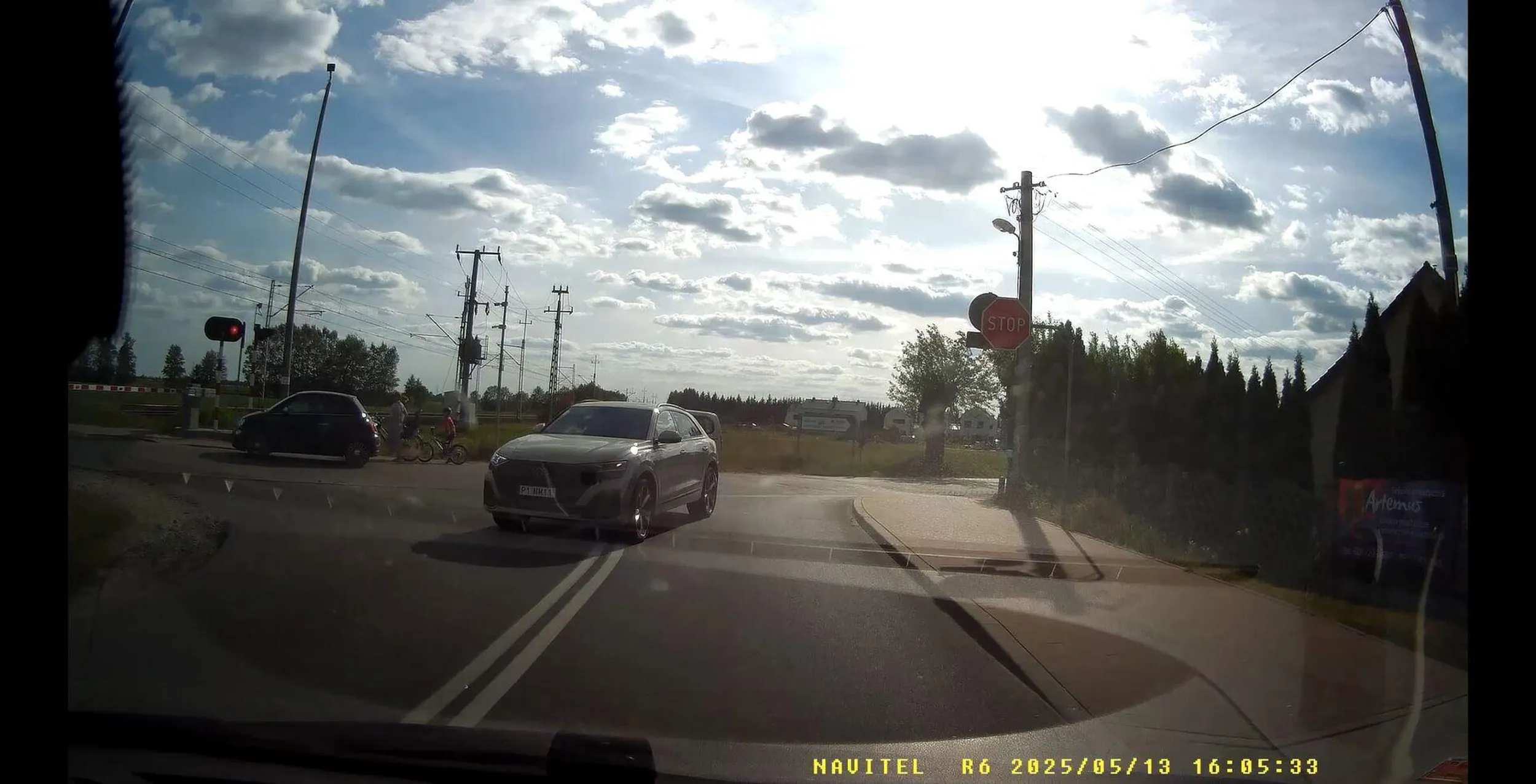 Kierowca Audi ścina skrzyżowanie, wjeżdżając na przeciwległy pas ruchu, zmuszając mnie do hamowania. Tylko dlatego bo nie chce mu się jechać poprawnie i ścina podwójną linię ciągłą.