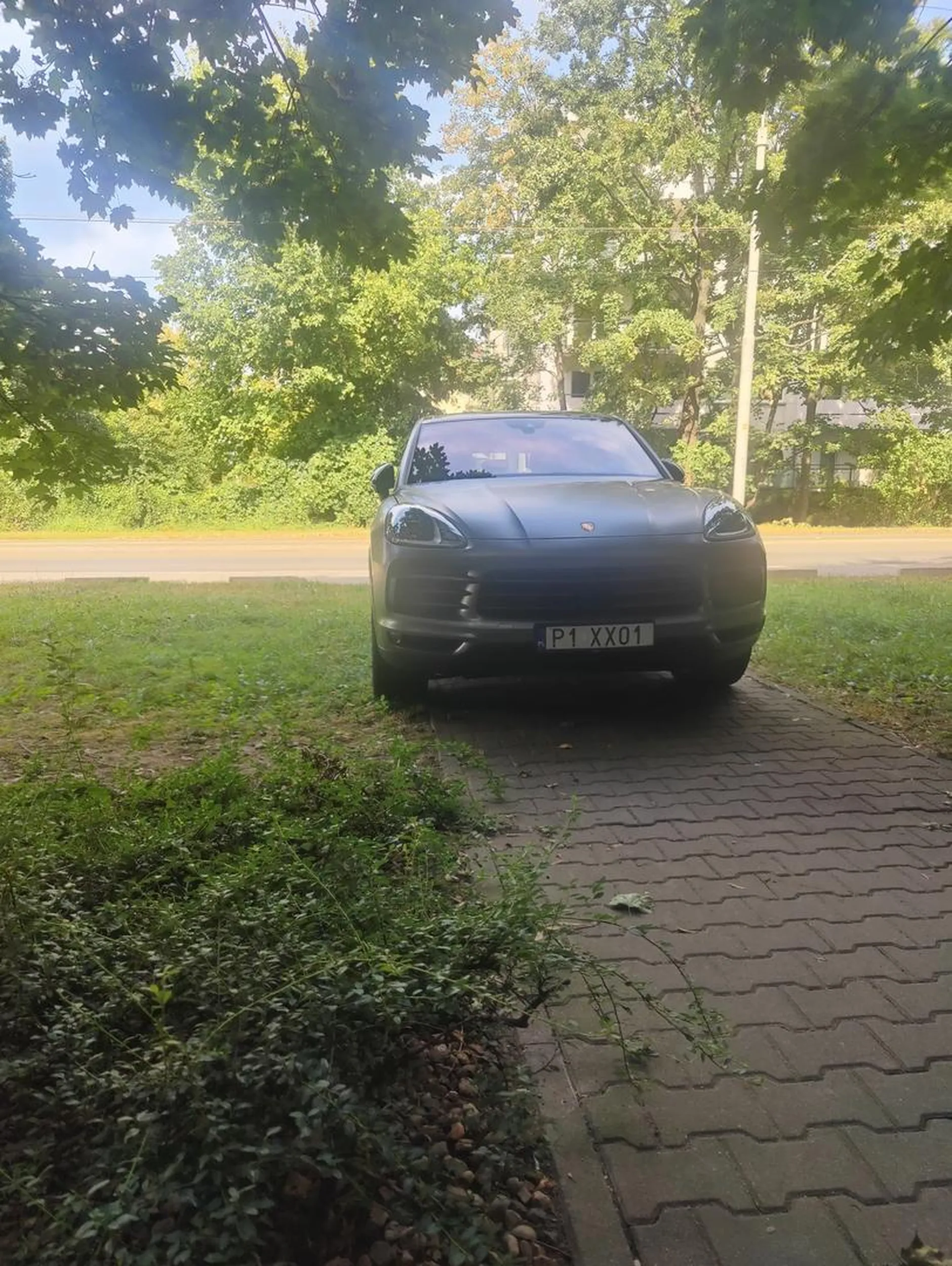 Parkowanie na całej szerokości chodnika.