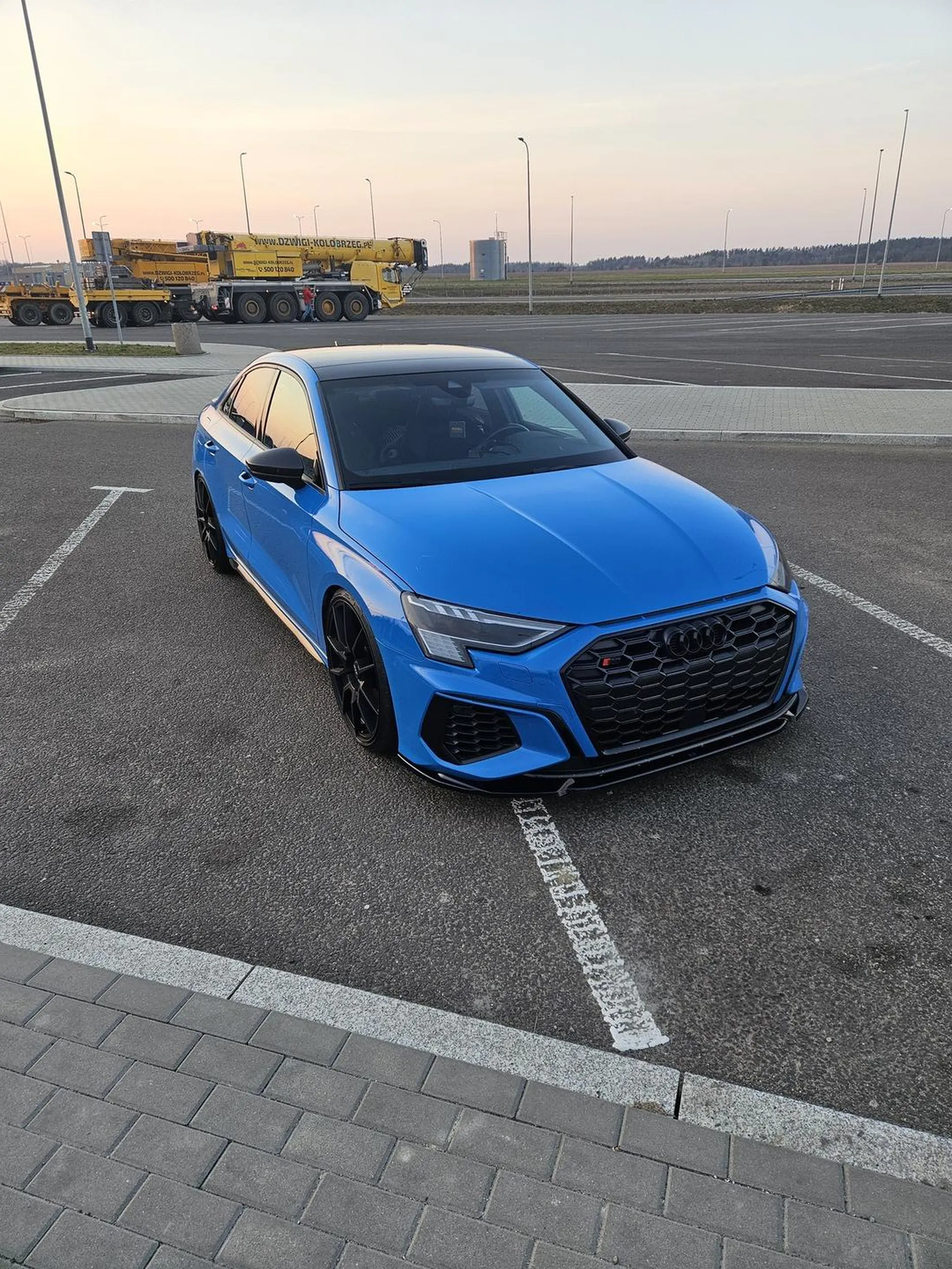 Miejsca parkingowe? Napewno nie dlatego chama!