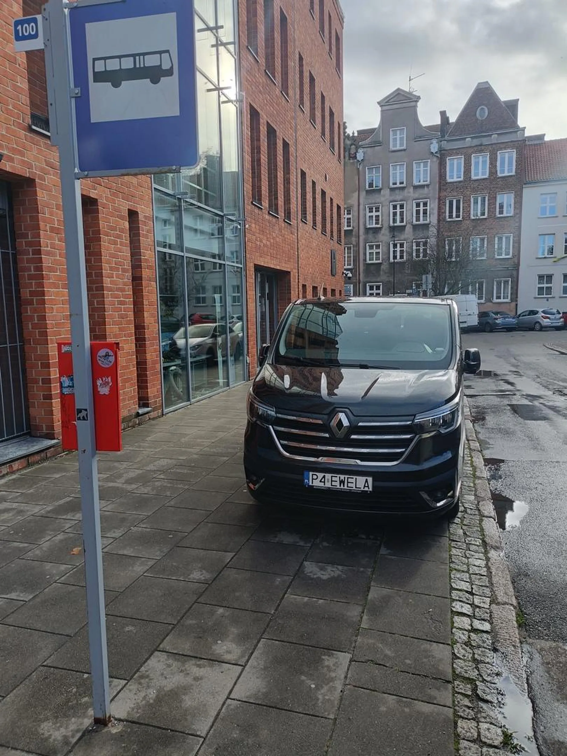 Parkuje się 15 METRÓW (!!!) a nie centymetrów od słupka przystankowego. Służby powiadomione