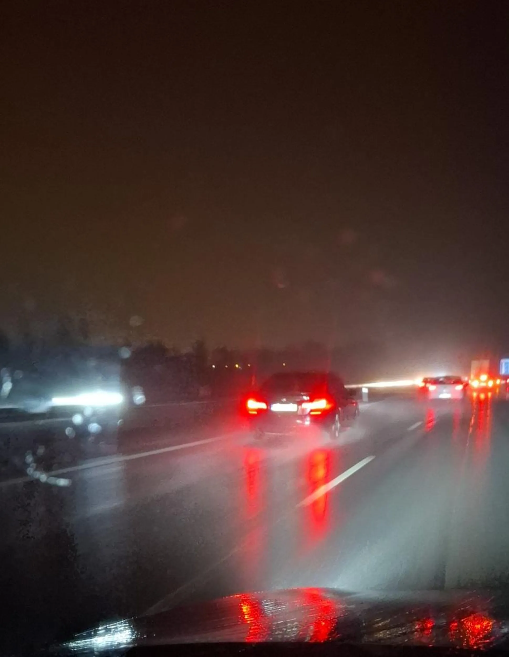 Prawym pasem na autostradzie też można jechać. Zwłaszcza jak się jedzie 110 km/h i pisze esemeska.
