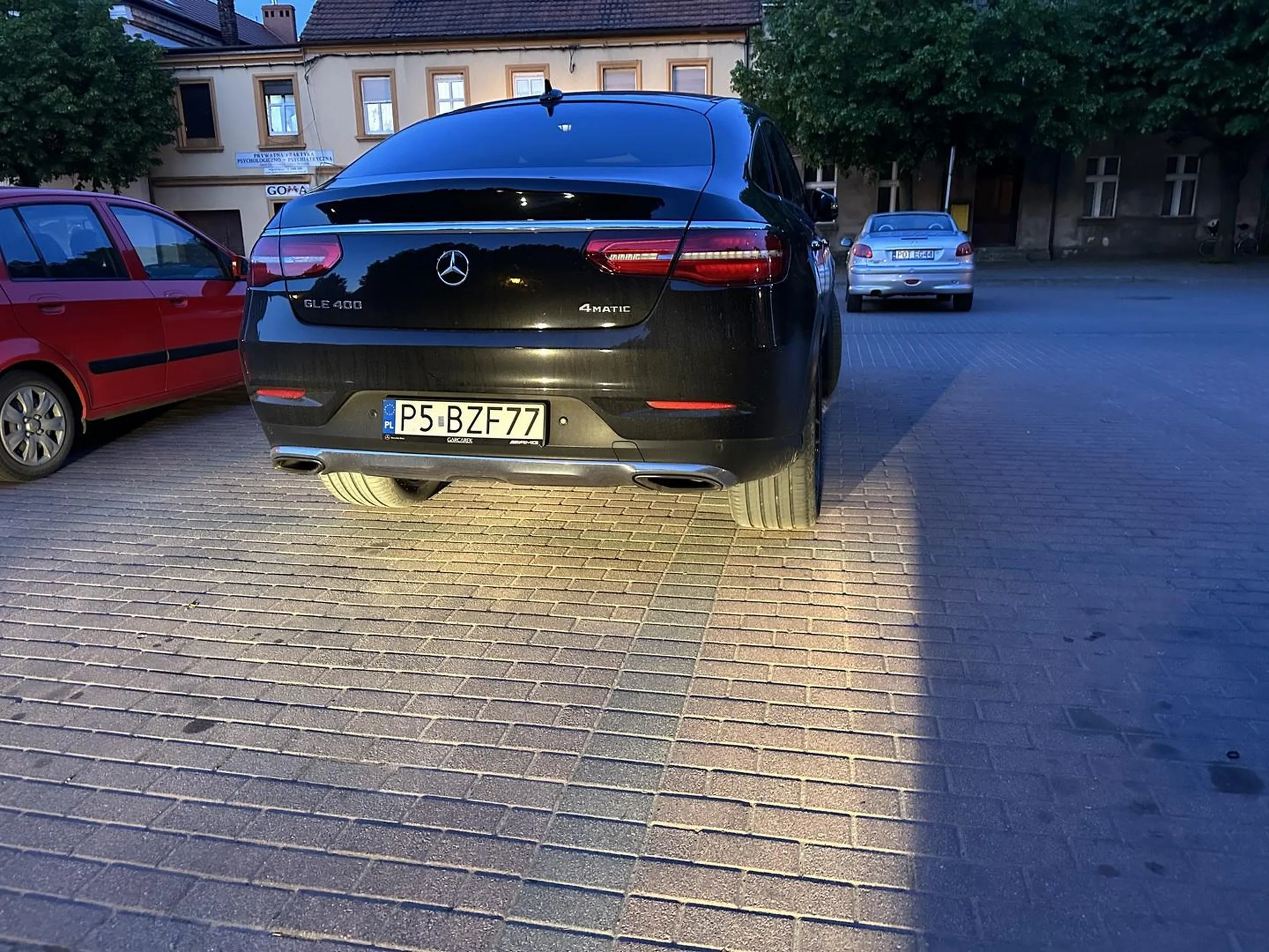 Parkowanie na pustym parkingu