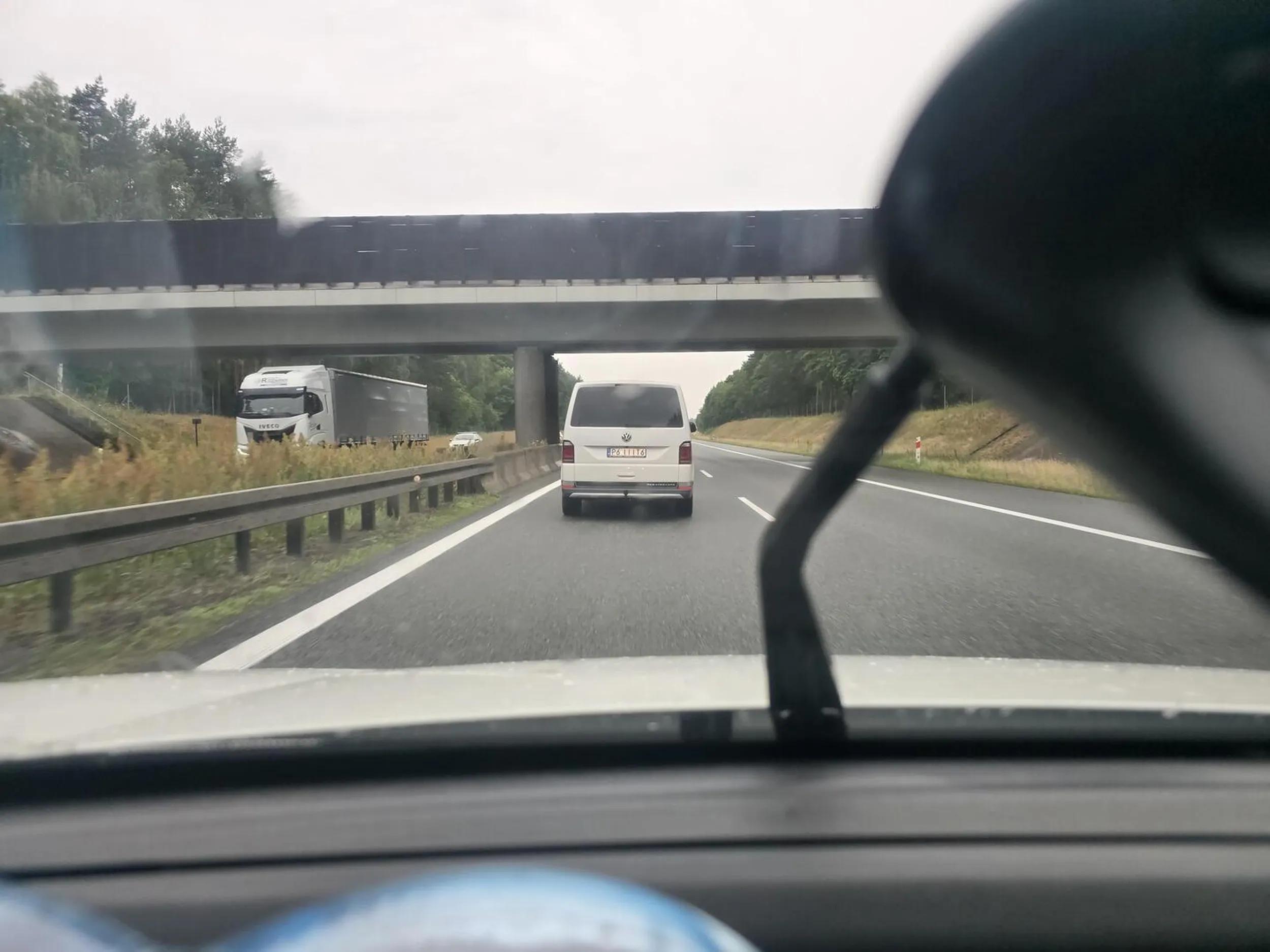 Biały bus, na autostradzie jeździ tylko lewym pasem a jak chce się go wyprzedzić to przyspiesza stwarzając zagrożenie. Bardzo słaby kierowca. Nagrania trafiają na policję.