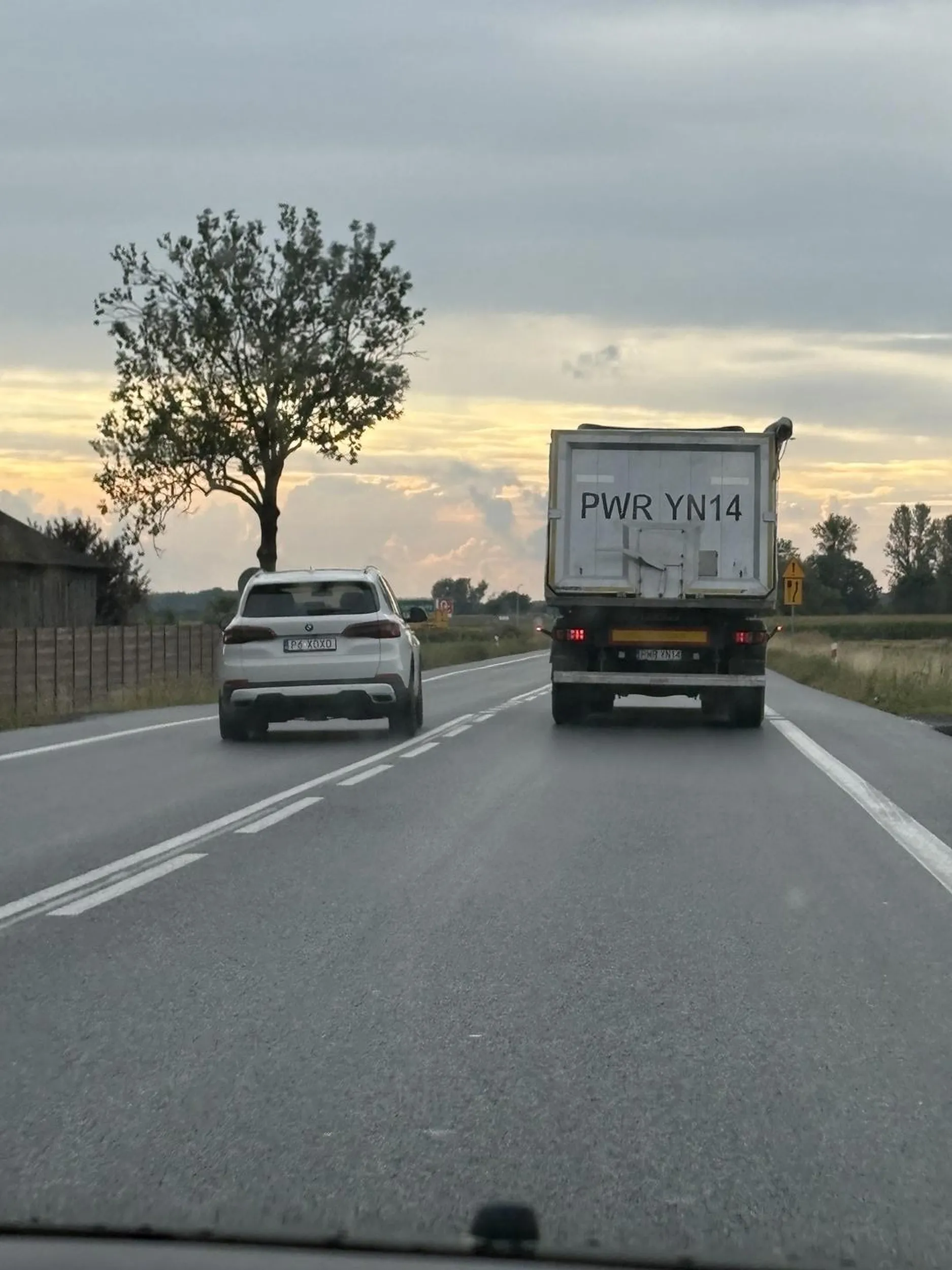 Zidiocialy kierowca wyprzedza na trzeciego. Na jednopasmowej drodze. Obys sie rozjebal