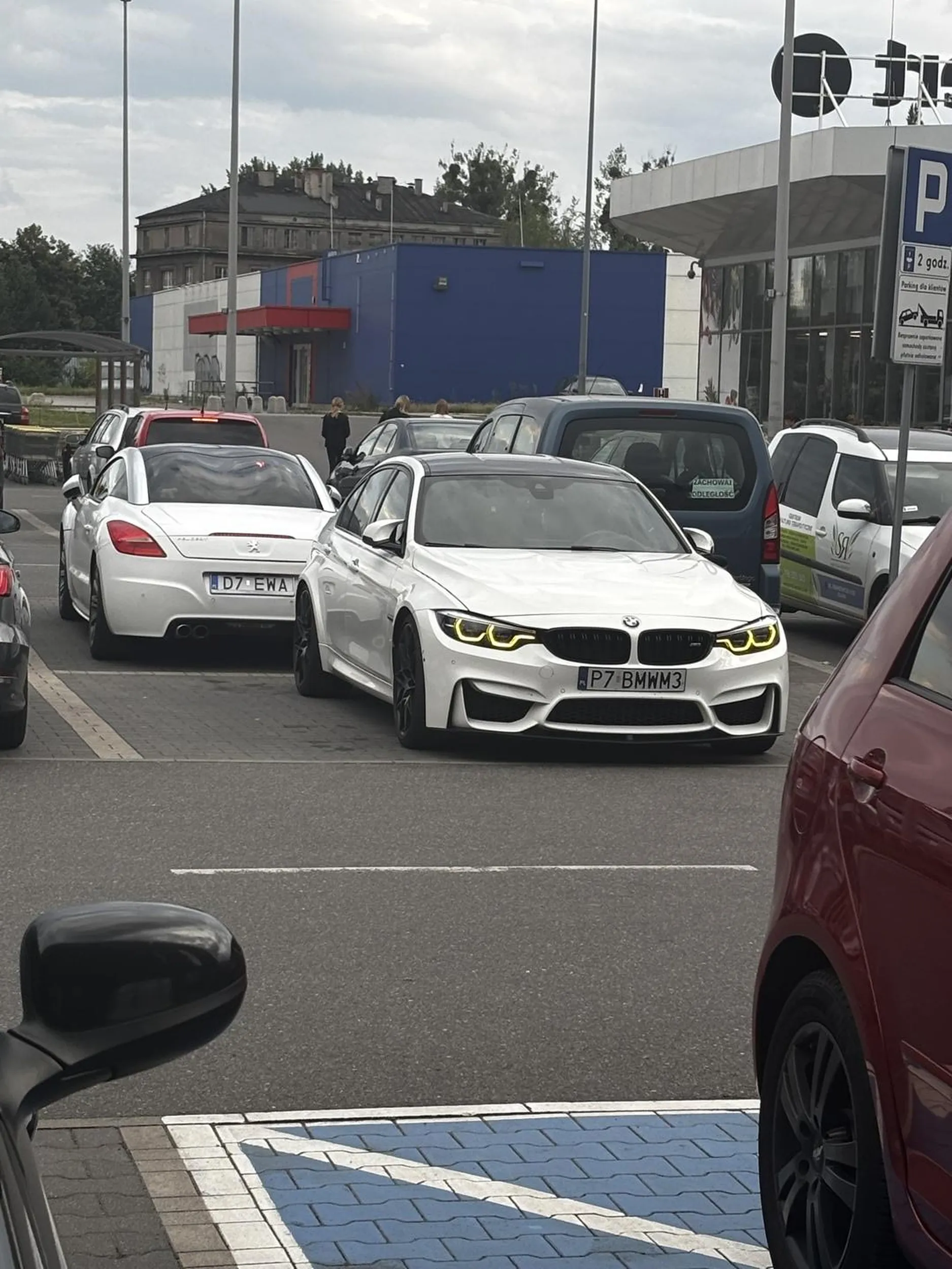 Szkoda tylko że parkować nie umie ?