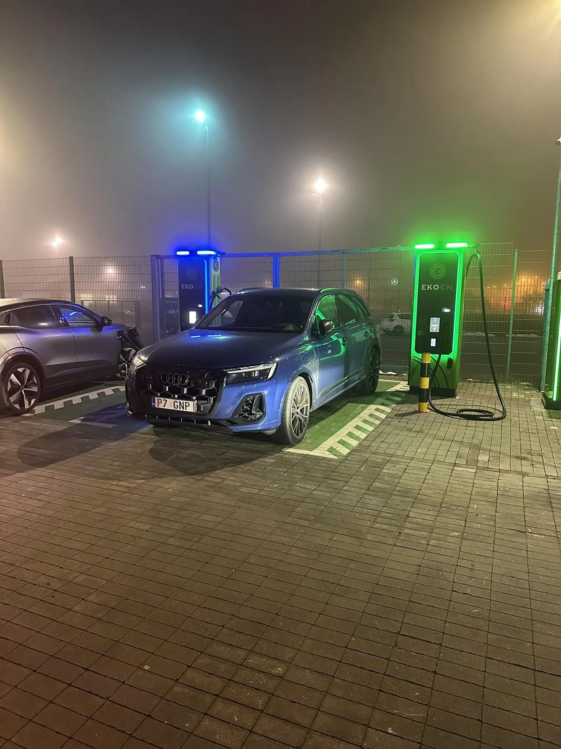 Takie wielkie auto, a wozi tak małego człowieka… co trzeba mieć w głowie? A w butach słoma