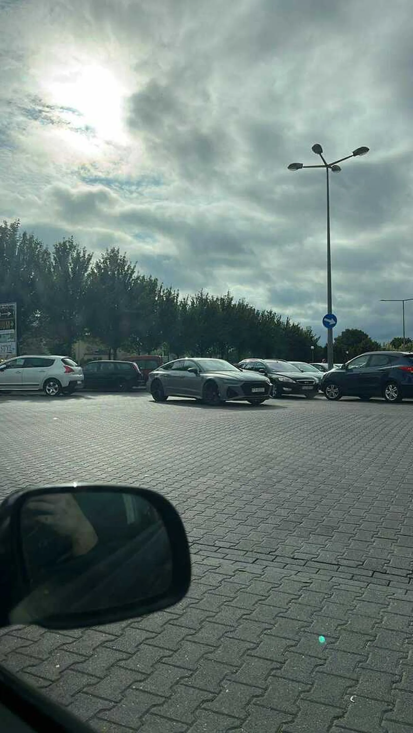 No nie umie parkować ewidentnie