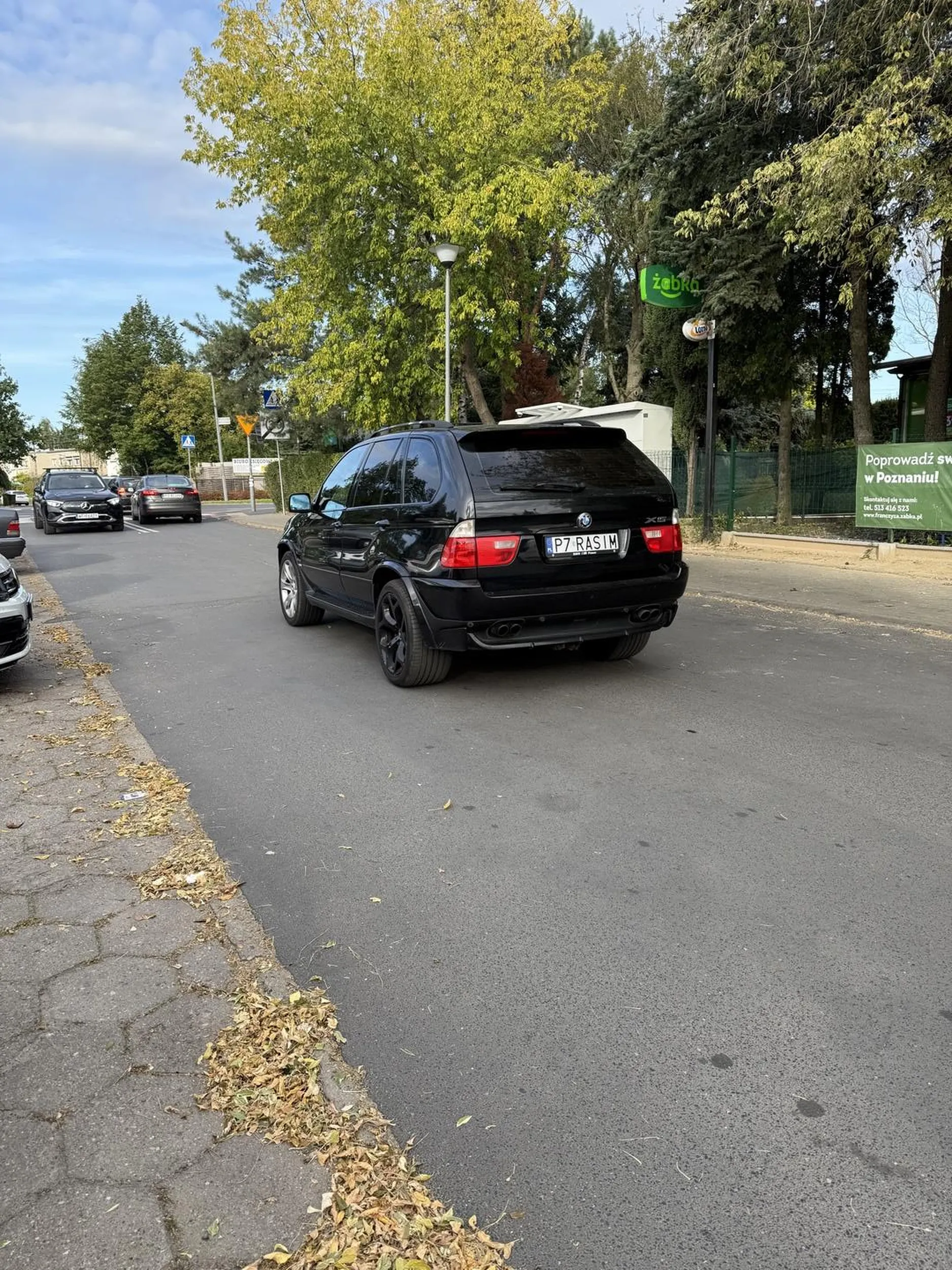 Zlotowska/Brzechwy w Poznaniu/Ławica Bajkowe. Ziomek wymusza przy lewoskręcie i wali z prawego pasa. Kierowca jadący prawidłowo nie ustępuje i go nie wpuszcza. Rasim wali w krawężnik i wjeżdża na zielone. Pojechałem za nim i na bocznej uliczce oglądali zakres strat w felgach. Janusze kierownicy, hehehe. Nie wyglądali na wybitnych intelektualistów, a jechało ich 3.