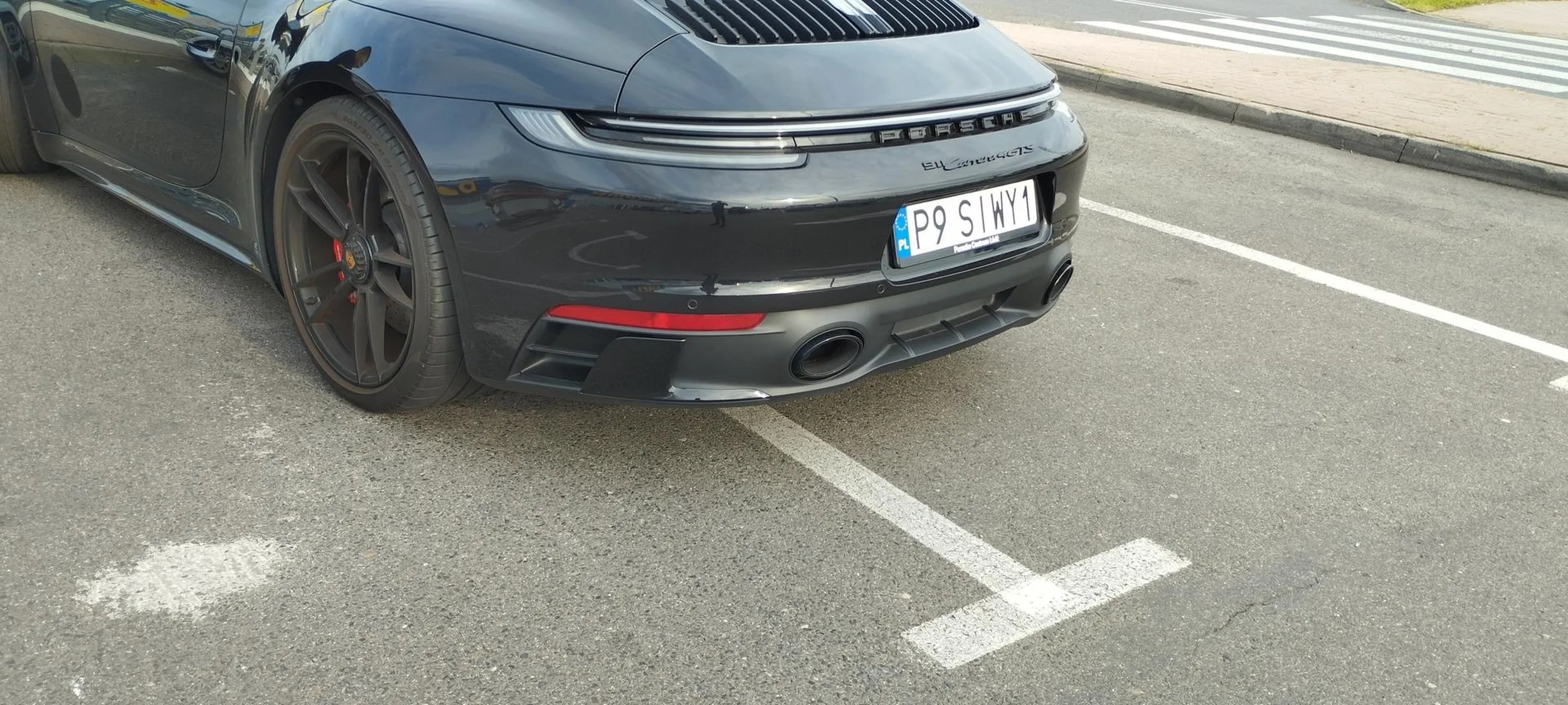 To że masz ogromne ego, nie znaczy że samochód też. Następnym razem postaraj się zmieścić w liniach bambusie