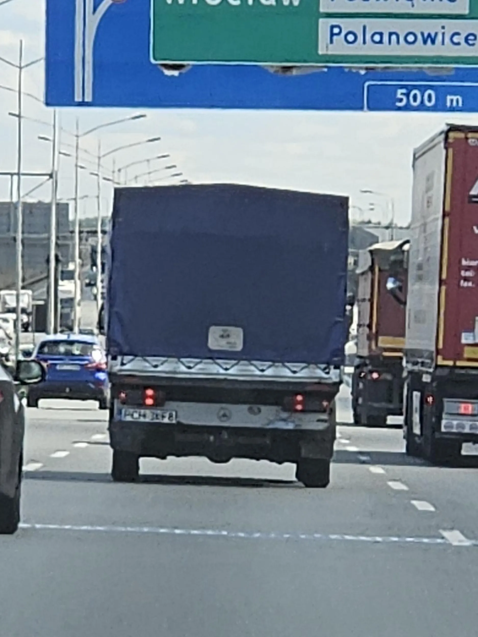 Wesoła ekipa jedzie.lewym pasem AOW i smieje sie patrzac w boczne lusterka blokując przejazd karetki z krwią. Życzę utraty prawka na długo.