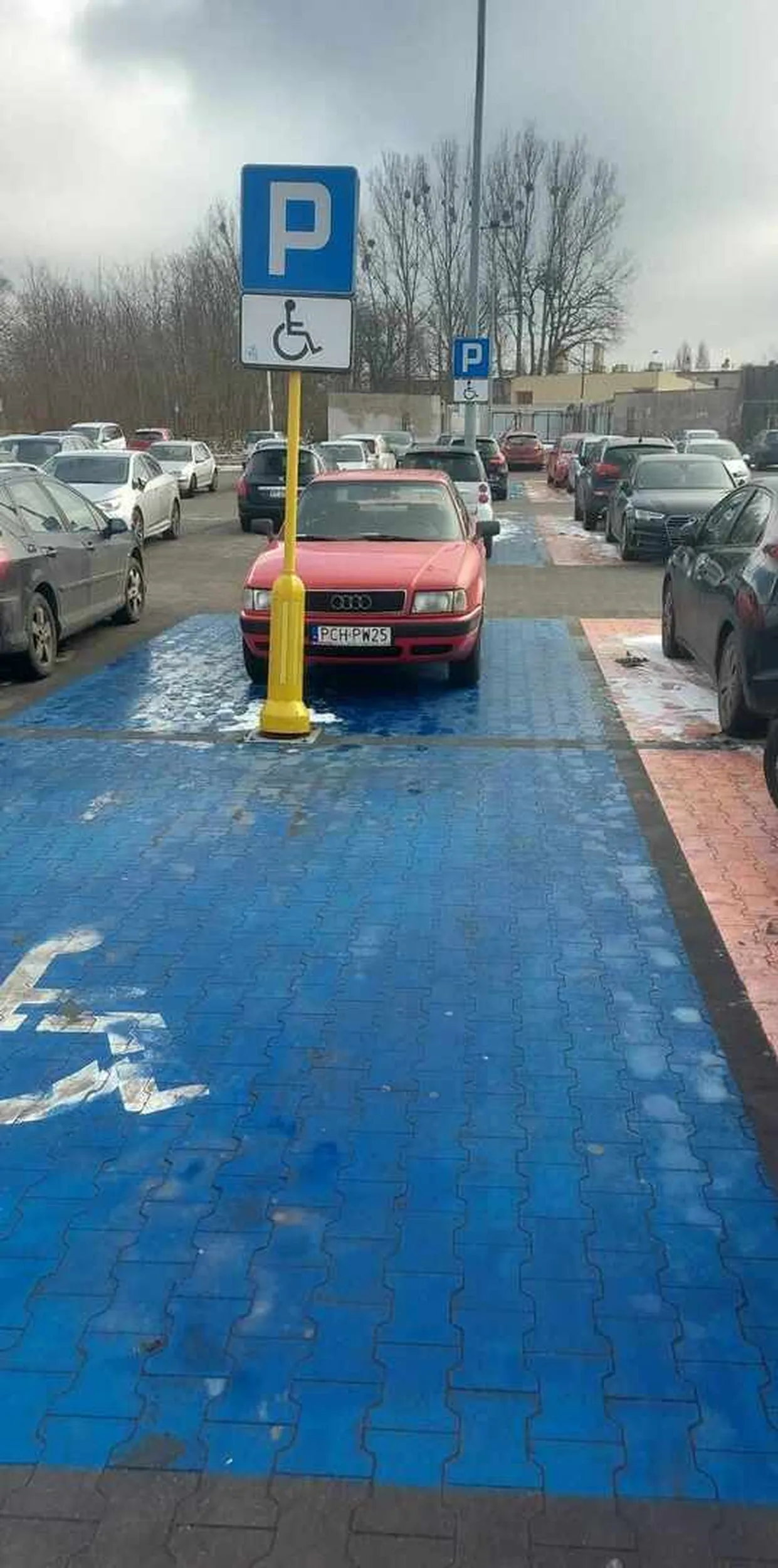 no gratulacje łosiu. stoi taki bencwał na polu dla NIEPELNOSPRAWNYCH na parkingu MIEJSCU PARKINGOWYM DLA NIEPELNOSPRAWNYCH i ma przeterminowana karte niepelnoSPRAWNEGO poniewaz jest juz SPRAWNY po wielu latach. ale jak widze to jednak chyba jestes uposledzony gosciu.... naucz sie uzywac mozgu cymbale