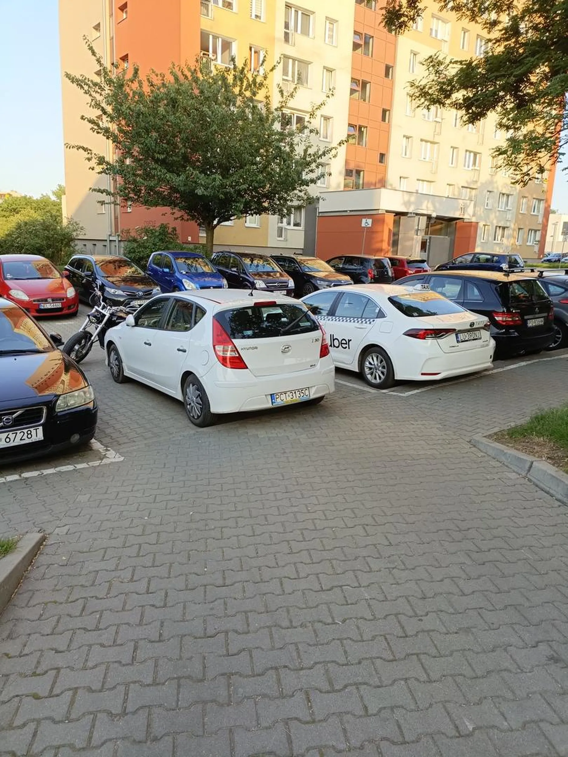 Zastawiła drogę dojazdową pod blok, uniemożliwiając dojazd karetki. Totalne dno umysłowe, rozumu brak