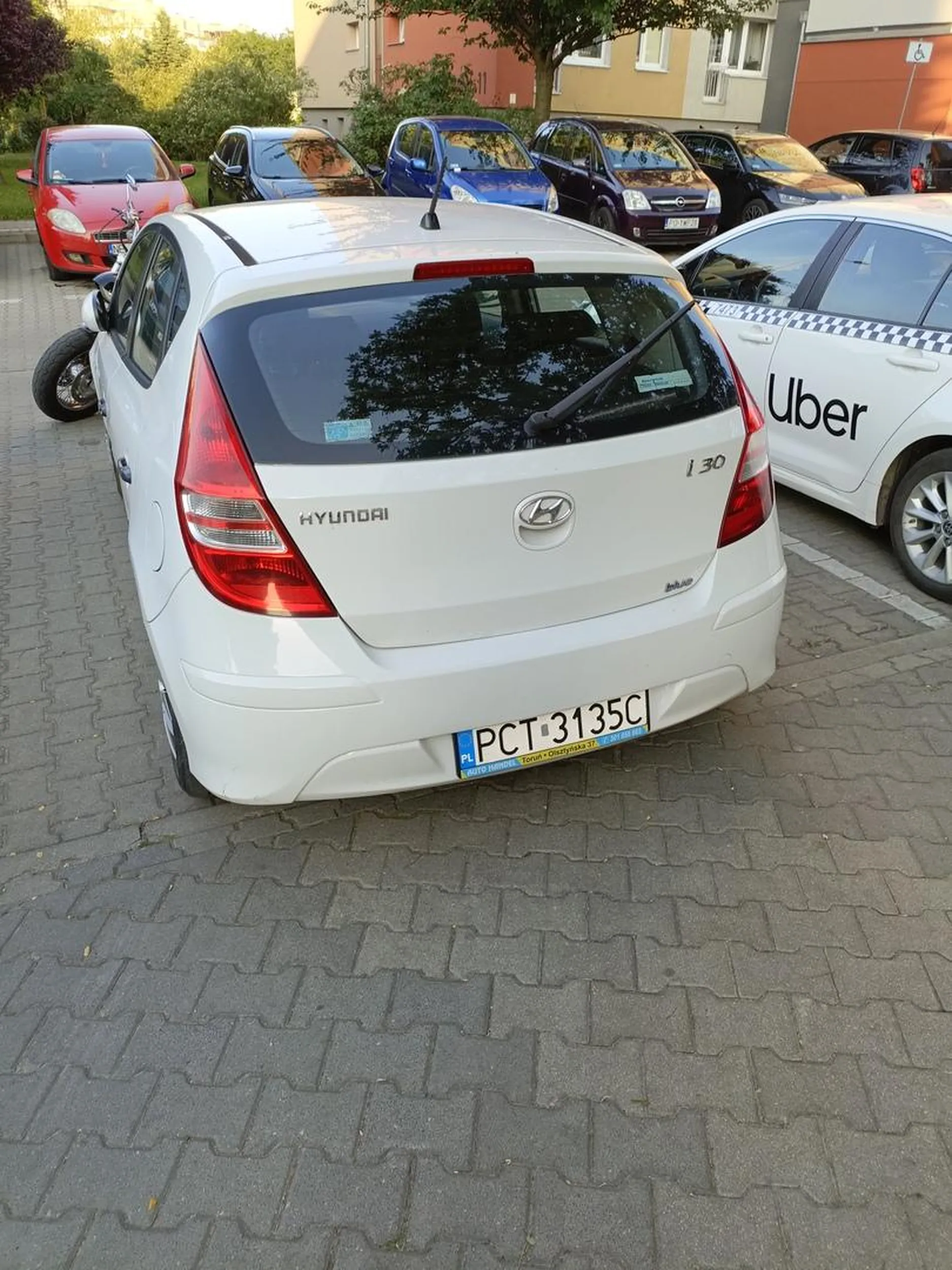 Zastawiła drogę dojazdową pod blok, uniemożliwiając dojazd karetki. Totalne dno umysłowe, rozumu brak