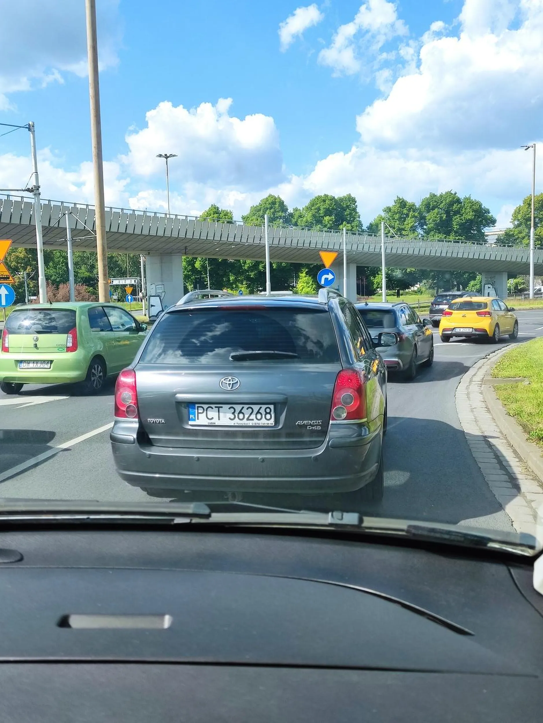 Kierowca sygnalizował zmianę pasa ruchu, jednakże nikt go nie chciał go na niego wpuścić. Dopiero my zdecydowaliśmy się go wpuścić, zatrzymując pojazd do 0. Po skorzystaniu z naszej pomocy, kierowca nie podziękował awaryjnymi.