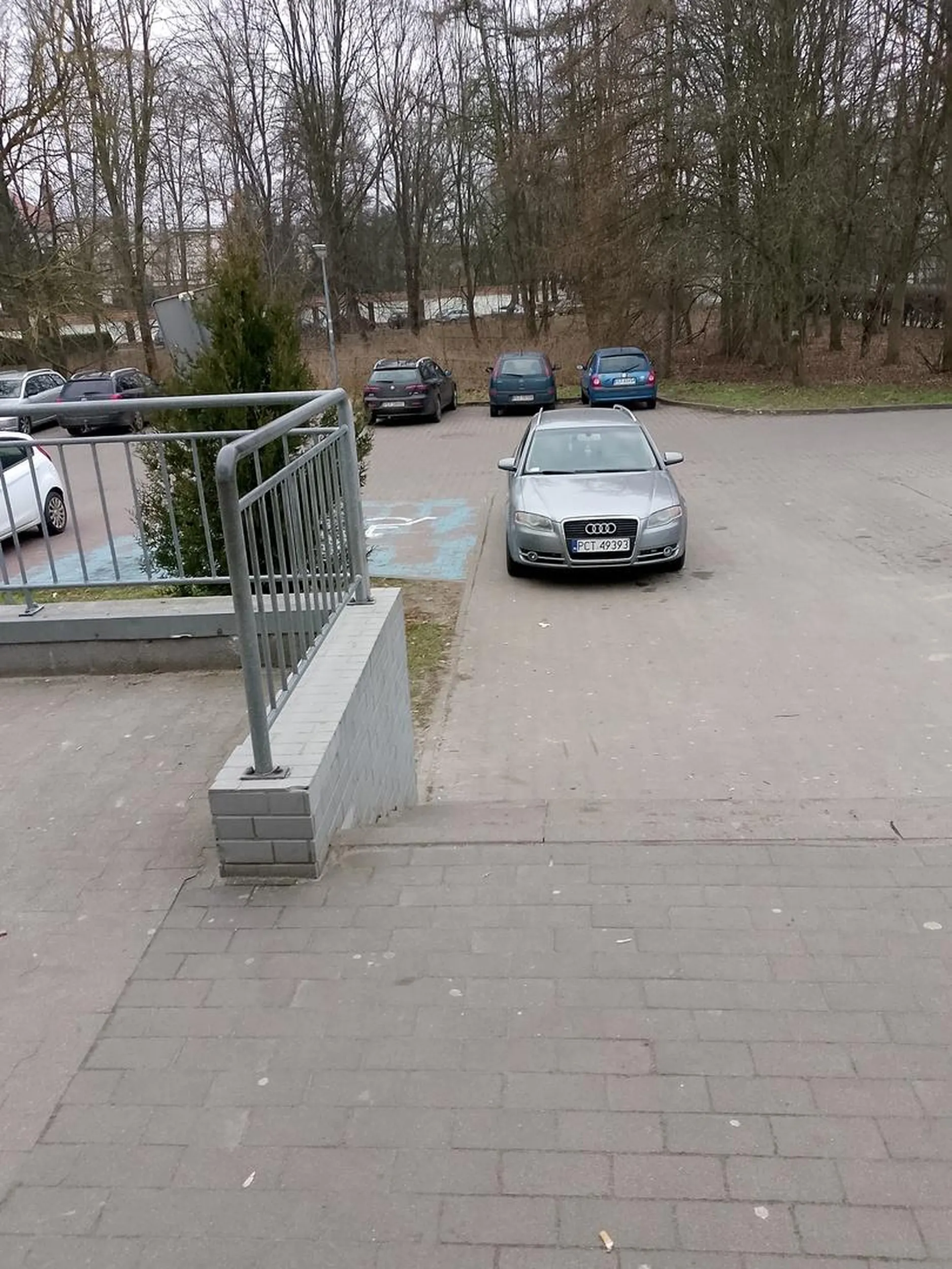 Kierowca musi być naprawdę 5 zerem za kierownicą ponieważ mając wolne miejsca parkingowe (niewidoczne za krzaczkiem) zatrzymuje się NA WPROST WEJŚCIOWYCH SCHODÓW utrudniając nawet dostęp osobie niepełnosprawnej ...