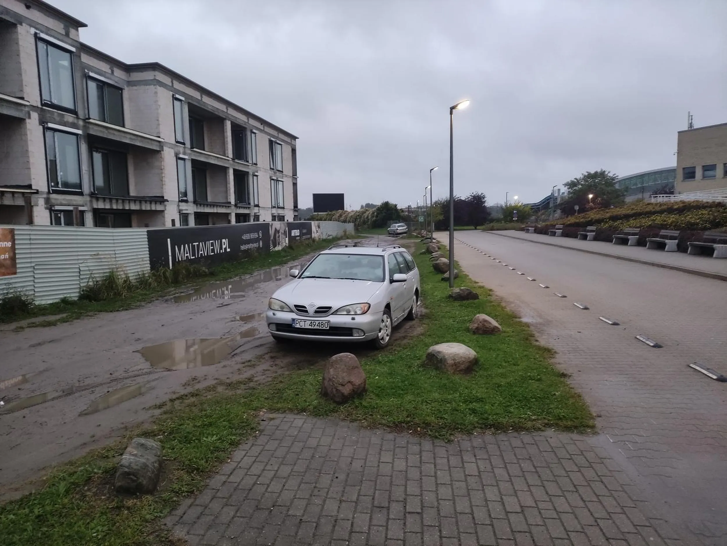 Tak ciężko zaparkować obok na parkingu? Zamiast tego zostawić auto na terenie zielonym(!) Wszystko po to żeby zaoszczędzić 8 zł na płatnym parkingu ?