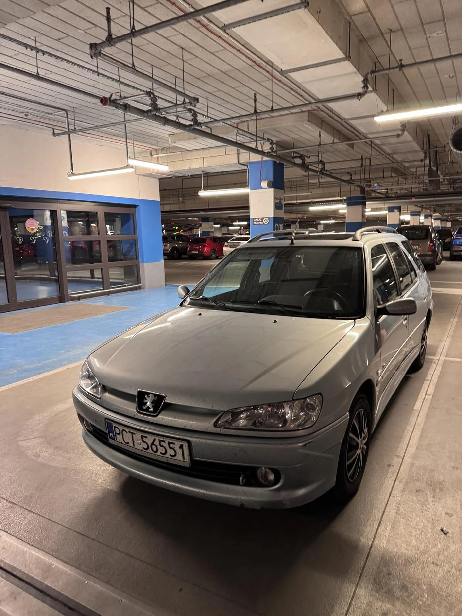 Stoi na miejscu dla niepelnosprawnych w galerii posnania bez zawieszki.