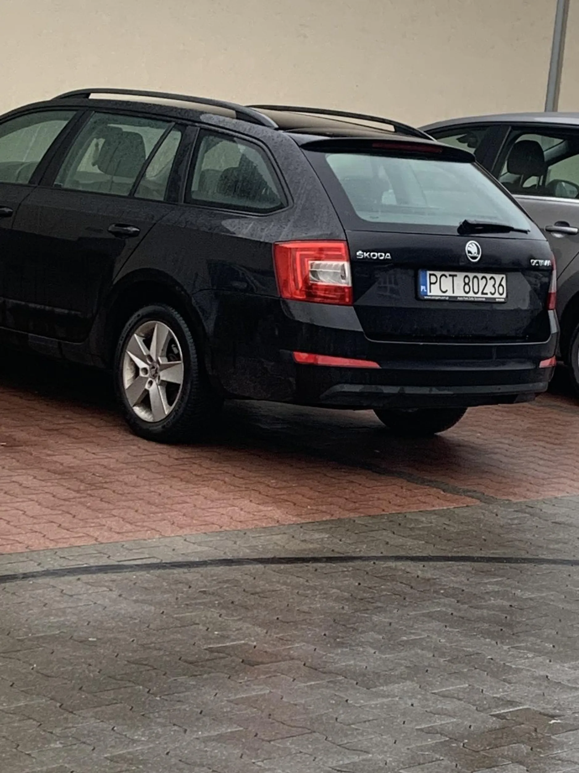 Notorycznie parkuje na dwóch miejscach parkingowych i stoi tam po kilka godzin. Jak nie widzisz linii to kamerke do parkowania sobie kup.