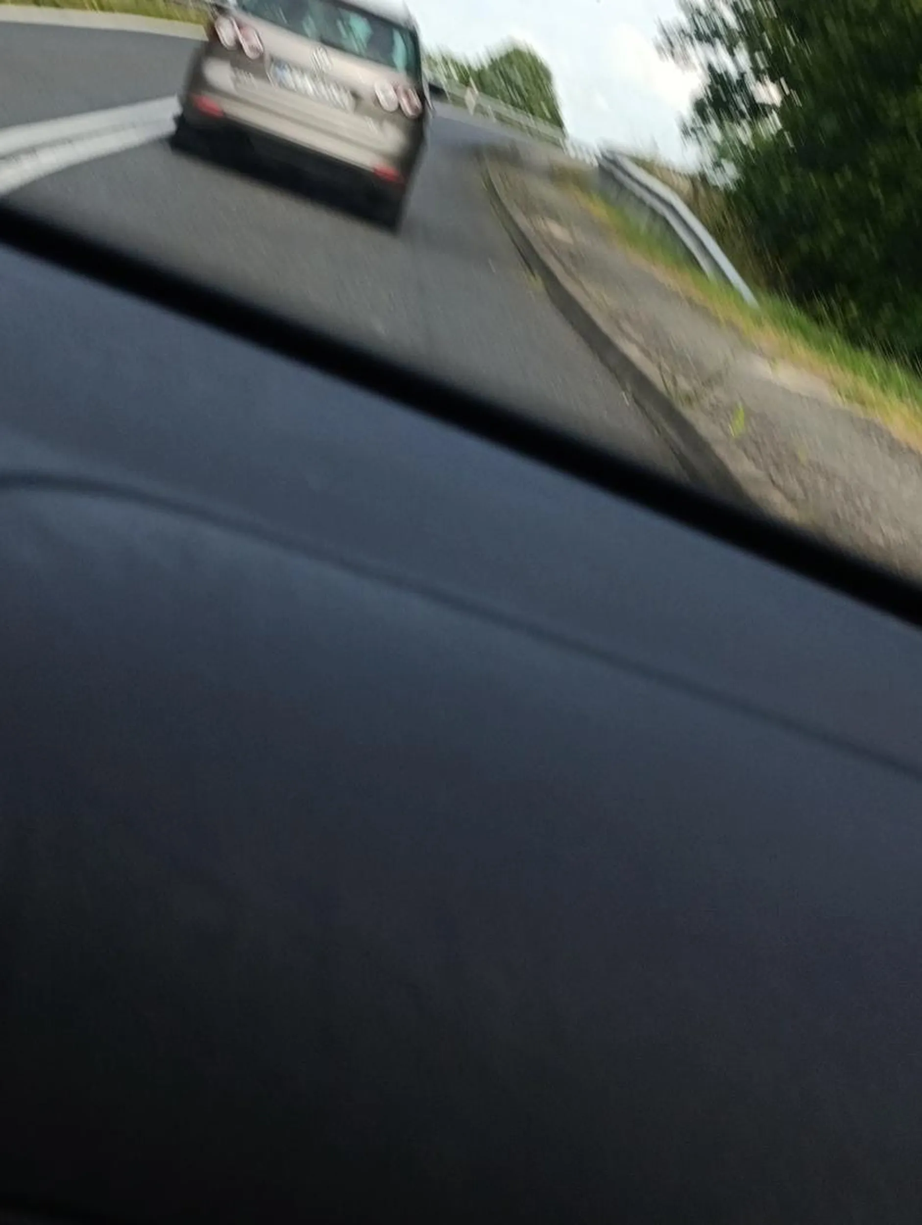 melepeta za miastem jedzie 60/h , przy wyprzedzaniu przyspiesza