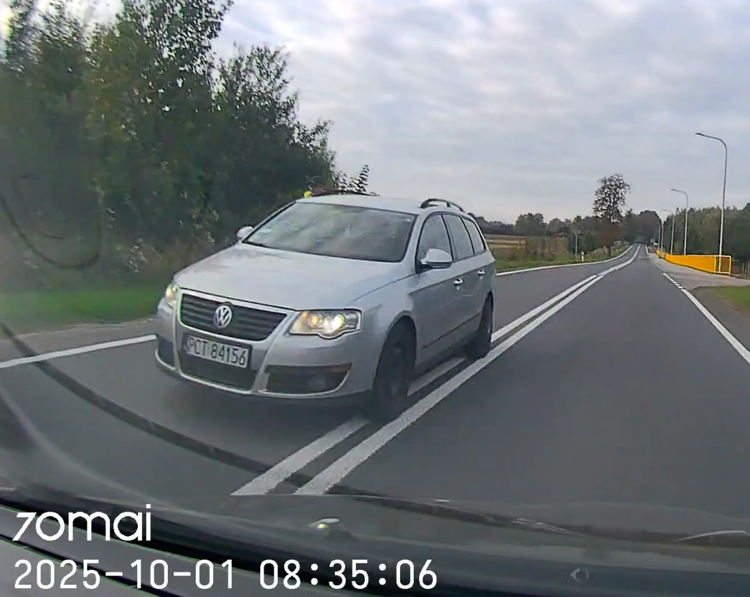 Bardzo niebezpieczne wyprzedzanie rowerzysty w wykonaniu tego kierowcy, przekroczył ciągłą linię, musiałem odbić w prawo, aby uniknąć zderzenia. Ten kierowca na pewno nie słyszał o obowiązku zachowania 1-metrowego odstępu od wyprzedzanego rowerzysty.