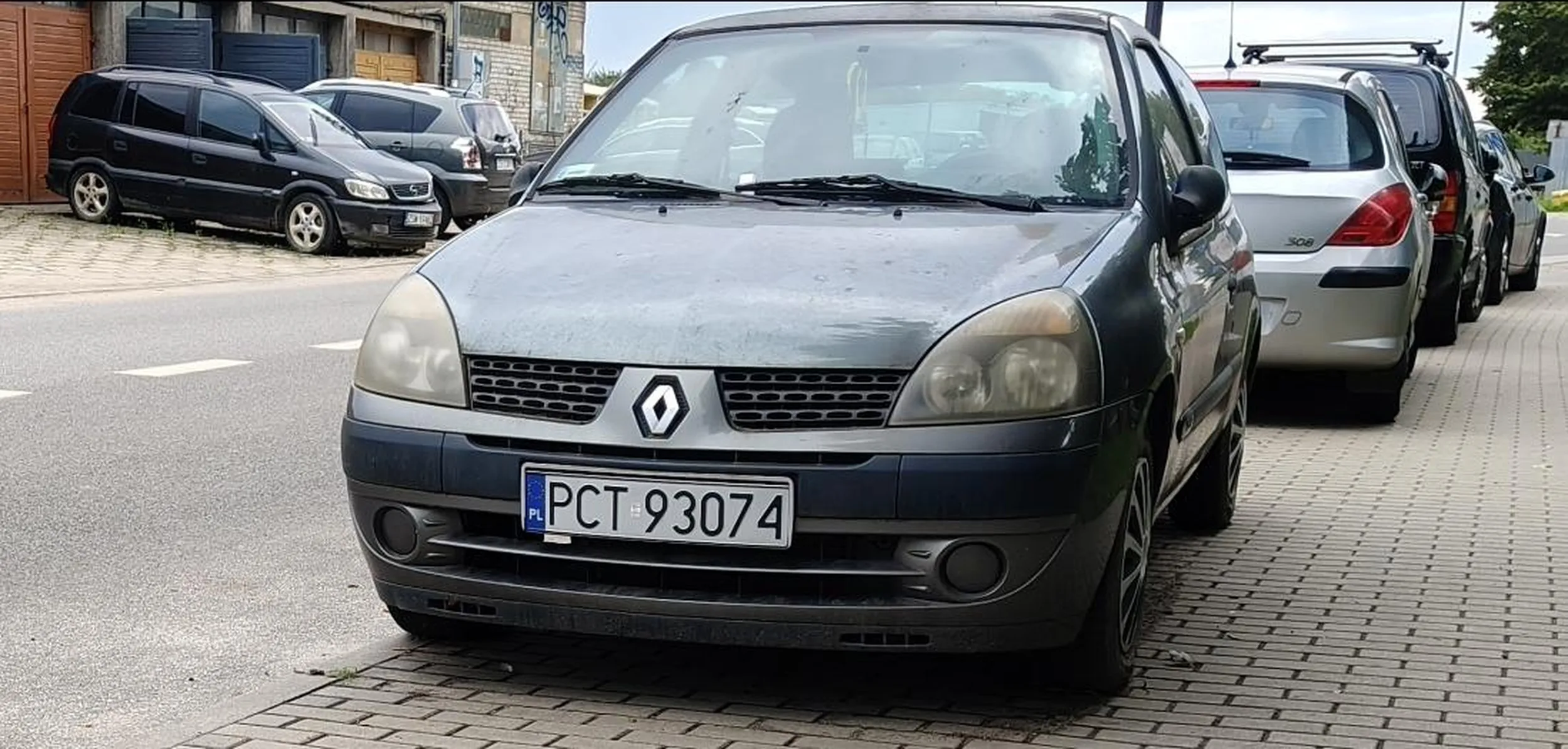 Samochod blokuje tak cenne tutaj miejsce parkingowe od bardzo bardzo dawna, widać ślady porzucenia - bród, karteczki, naklejki