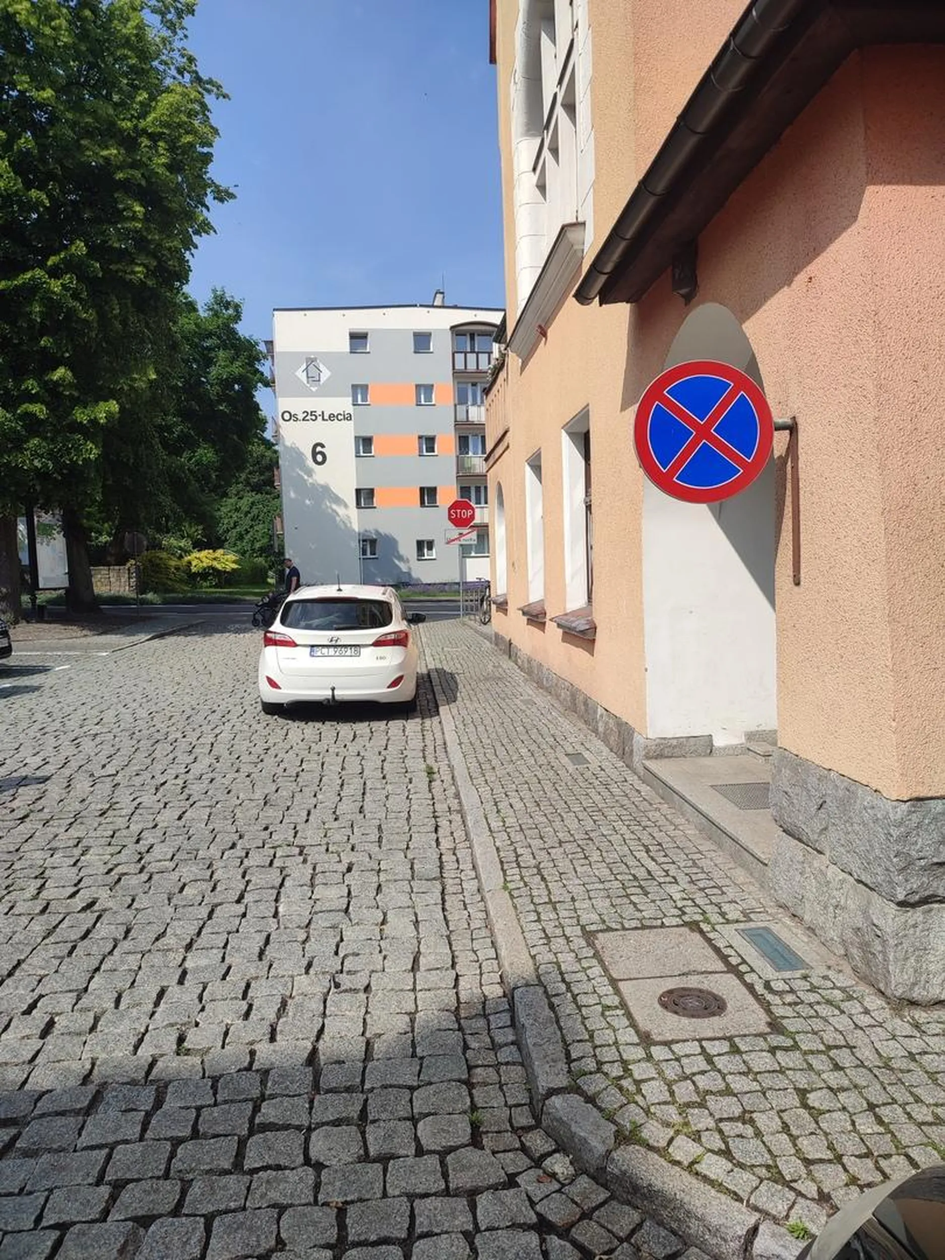 Zablokowanie innych aut na parkingu.