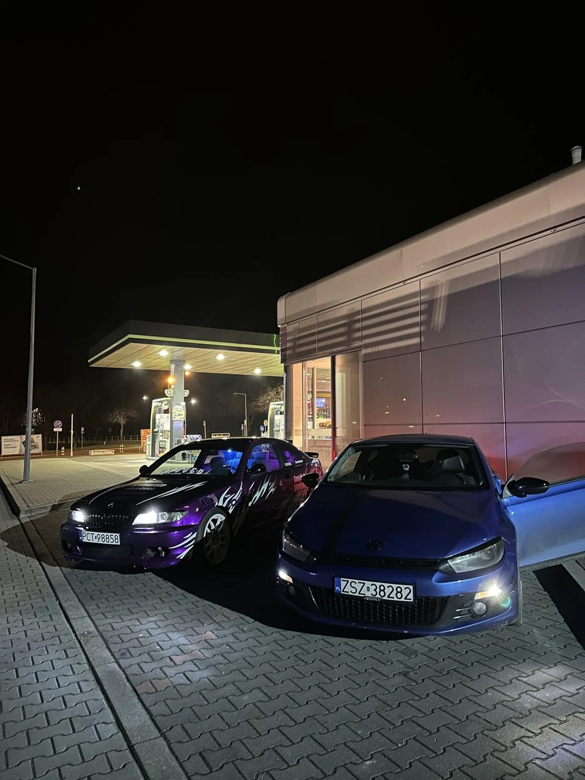 Nie polecam tego kierowcy, chwali się ,że ma rajdówkę po czym daje mu w gaz a on świszczy jak gwizdek z temu (( widziany pod mc szczecinek))