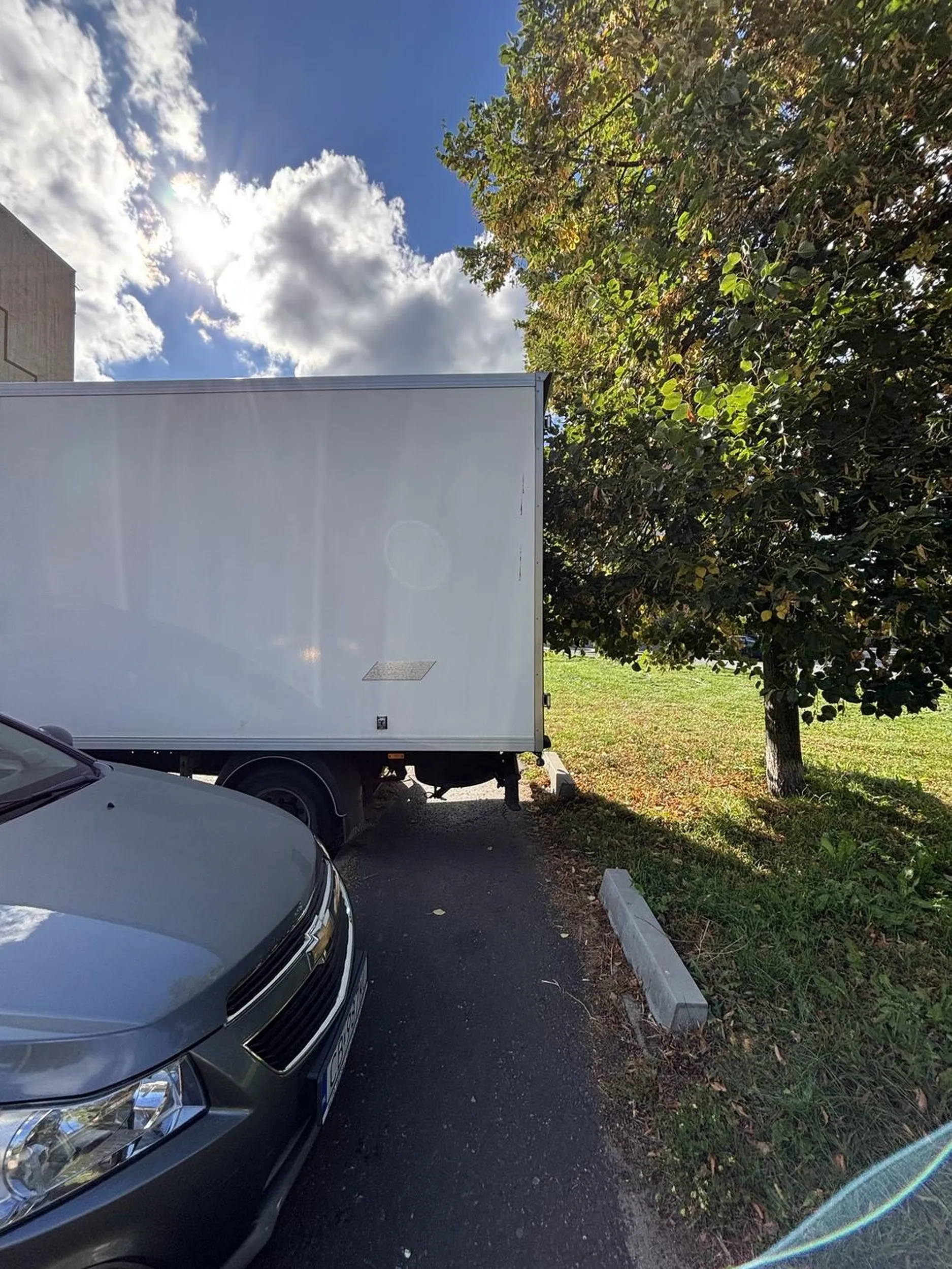 Zastawiony chodnik na osiedlu, brak możliwości przejścia