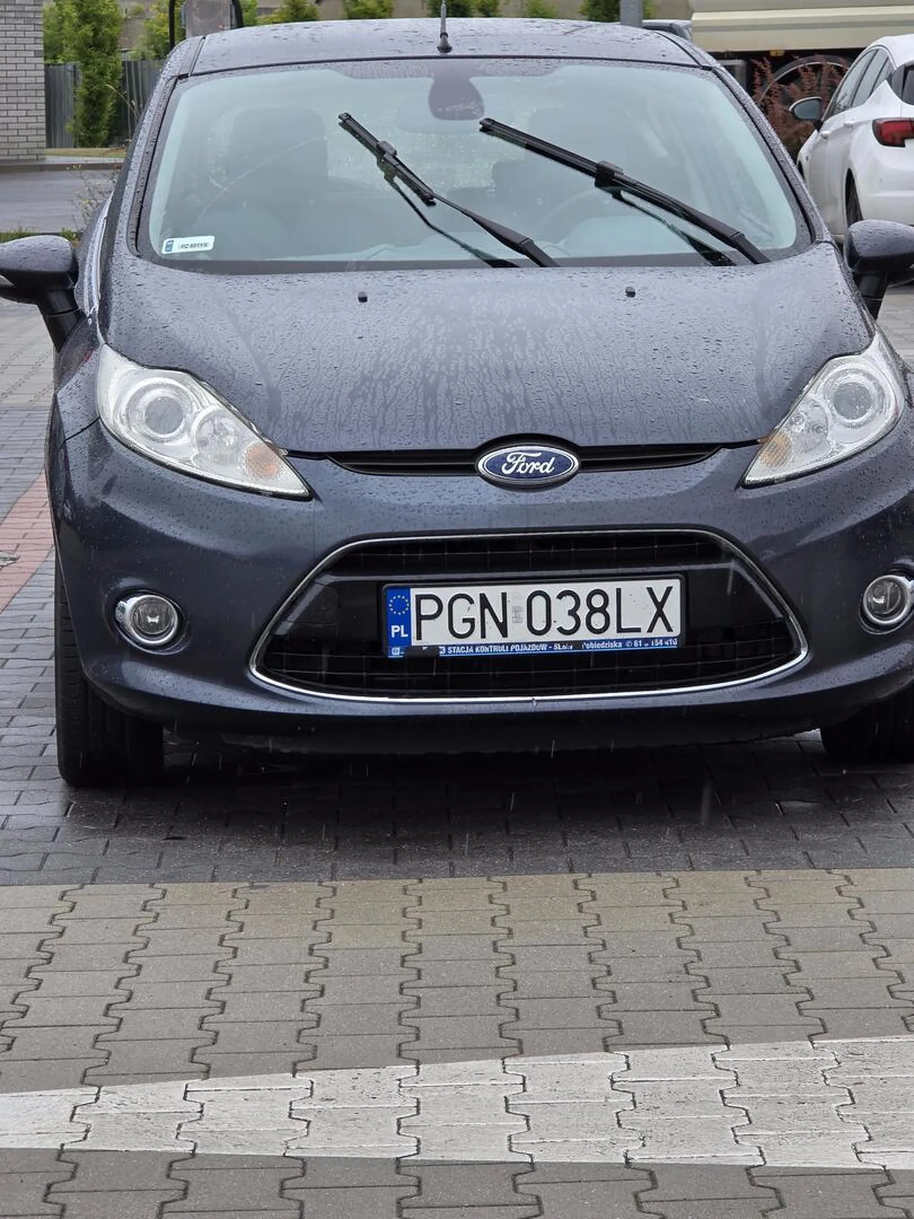 Agresywna kierującą  bląd kobieta w okularach, celowo zbliża się ,spychając inne samochody  na sąsiedni pas, zmuszający innych uczestników ruchu, do ustąpienia mu pierwszeństwa, stwarzając zagrożenie w ruchu drogowym. Takim prawojazdy powinno zabierać się z marszu i nigdy nie oddawać!!