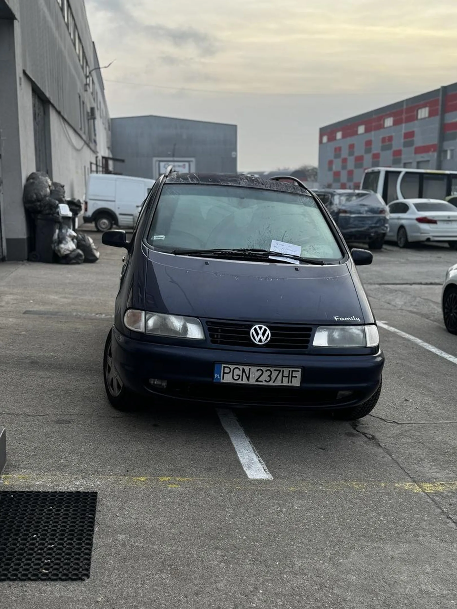 Cymbał parkować nie potrafi, prawdopodobnie kierowca zawodowy