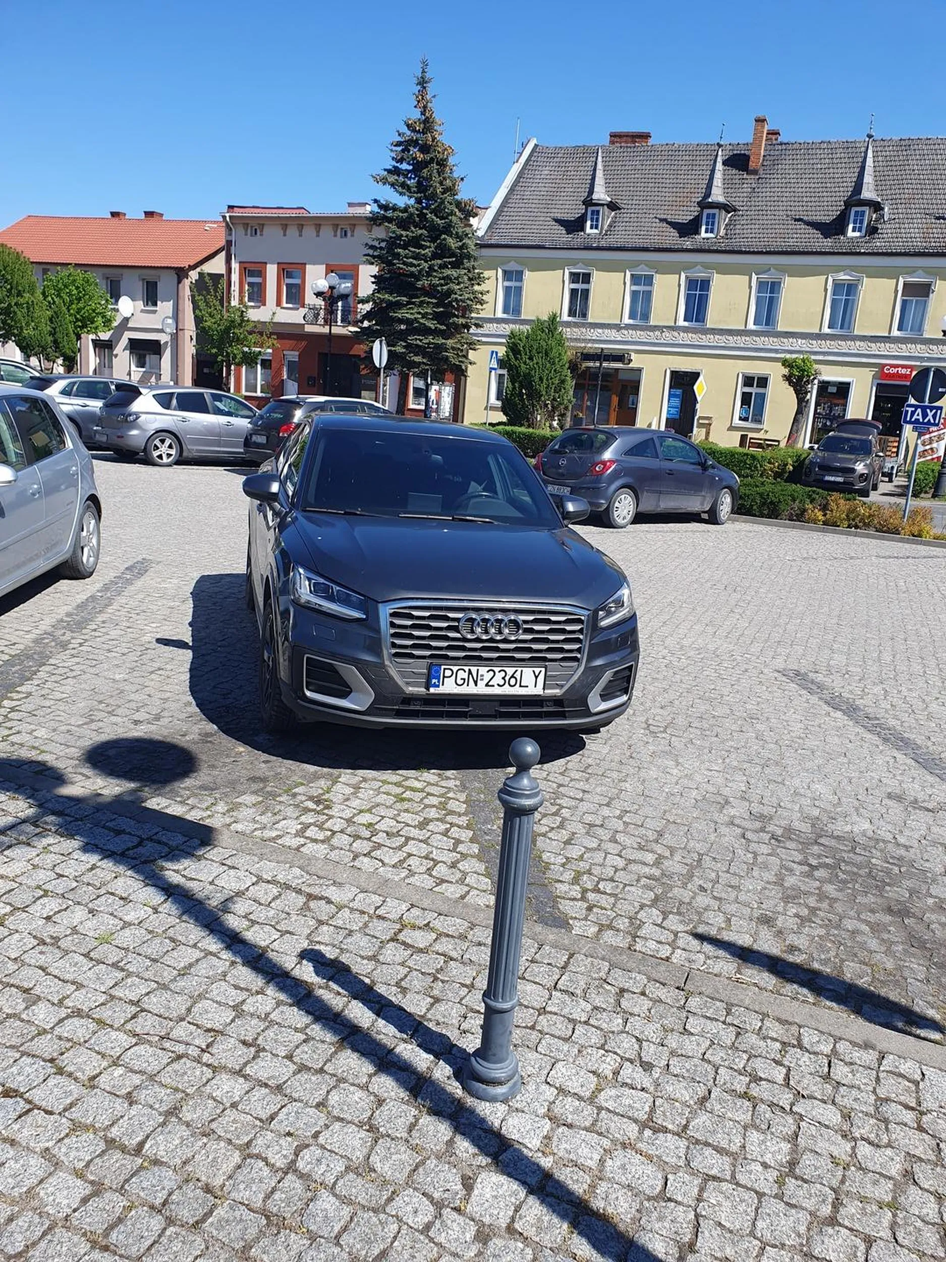 Po co parkowac na jednym miejscu jak mozna stanac na dwoch? Gratulacje dla kierowcy za niezwykle umiejetnosci.