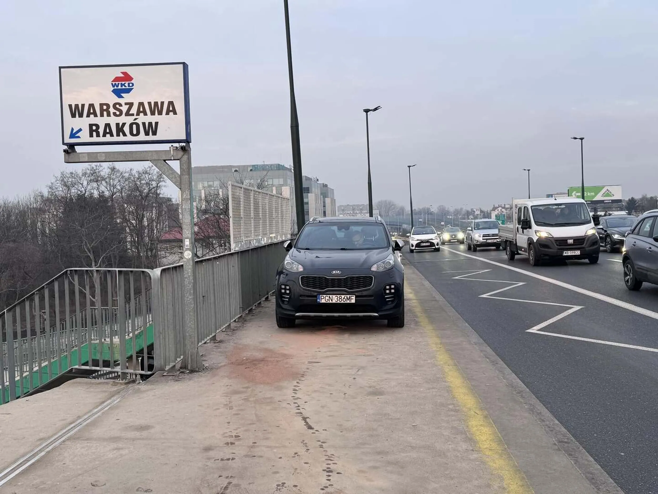 Jak w takiej sytuacji ma sie zachowac pieszy? A) zawrócić żeby przejść na drugą strone B) przeciskać się po lewej C) przeciskać sie po prawej