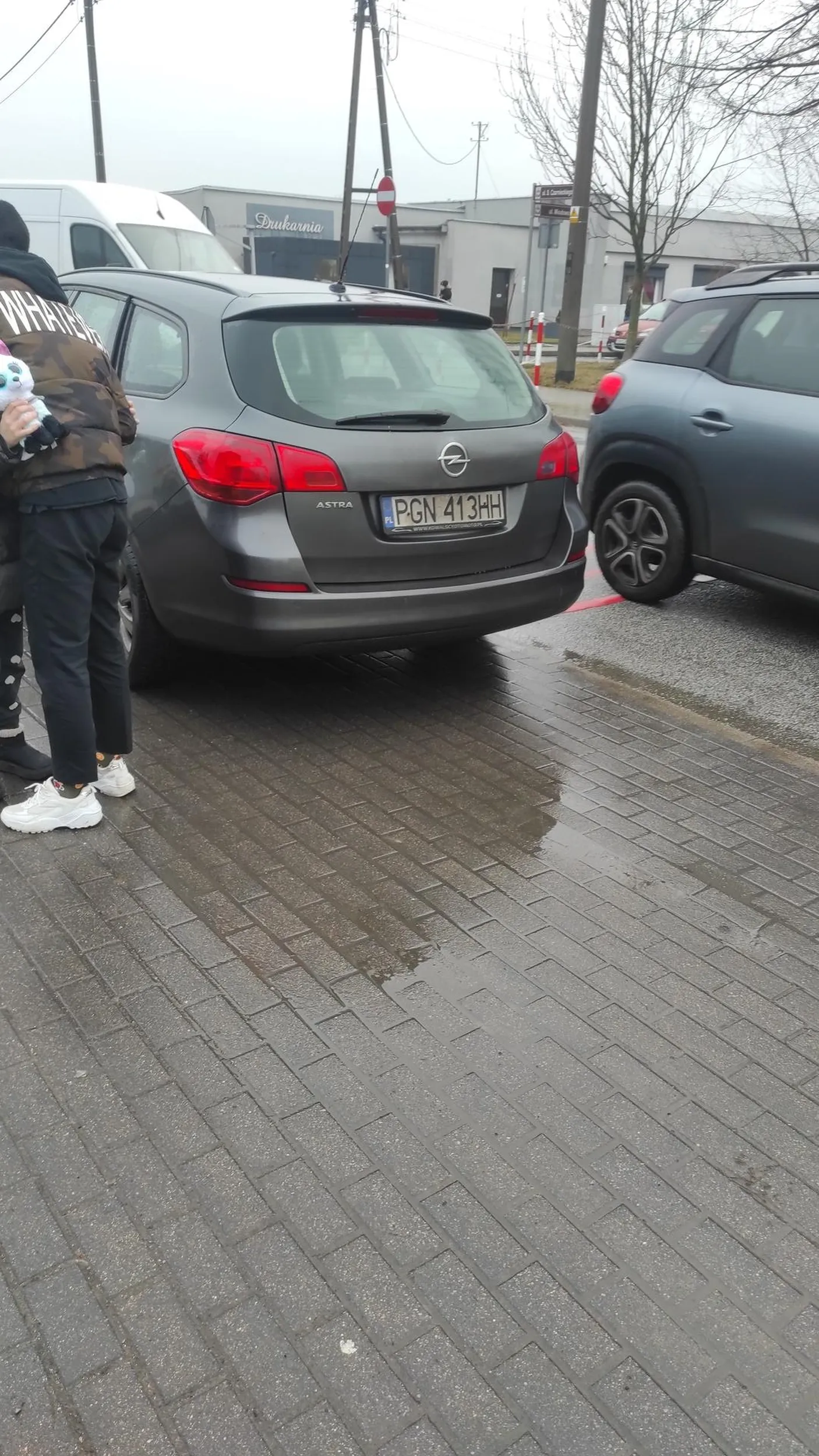 jedzie pod prąd na podwójnej ciągłej prawie zderzyła sie z Citroenem mimo ostrzeżeń nie uległa zmianie